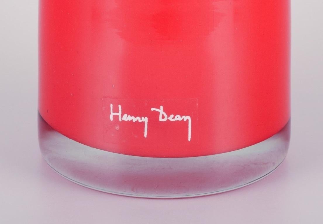 Henry Dean, belgischer Glaskünstler. Hohe und schlanke Vase aus Kunstglas. Orangefarbenes Glas. (Belgisch) im Angebot