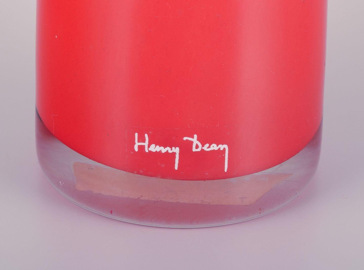 Belge Henry Dean, artiste verrier belge. Grand et mince vase en verre d'art. Verre orange. en vente