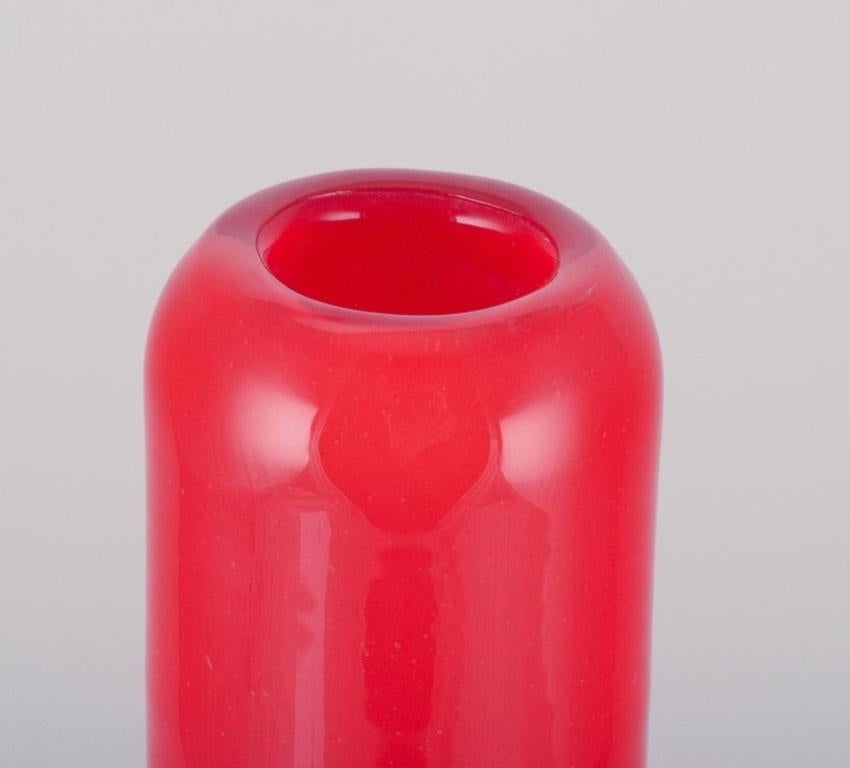 Henry Dean, belgischer Glaskünstler. Hohe und schlanke Vase aus Kunstglas. Orangefarbenes Glas. im Zustand „Hervorragend“ im Angebot in København, Copenhagen