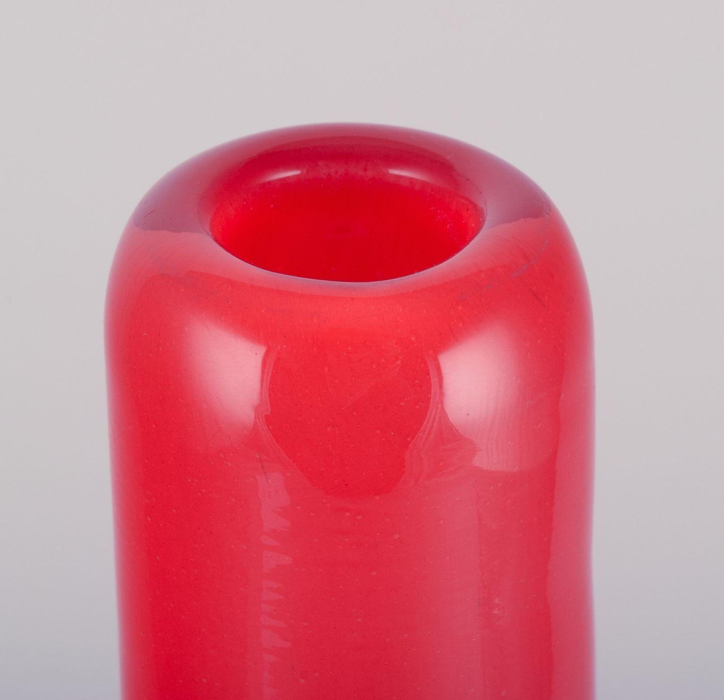 Henry Dean, artiste verrier belge. Grand et mince vase en verre d'art. Verre orange. Excellent état - En vente à København, Copenhagen