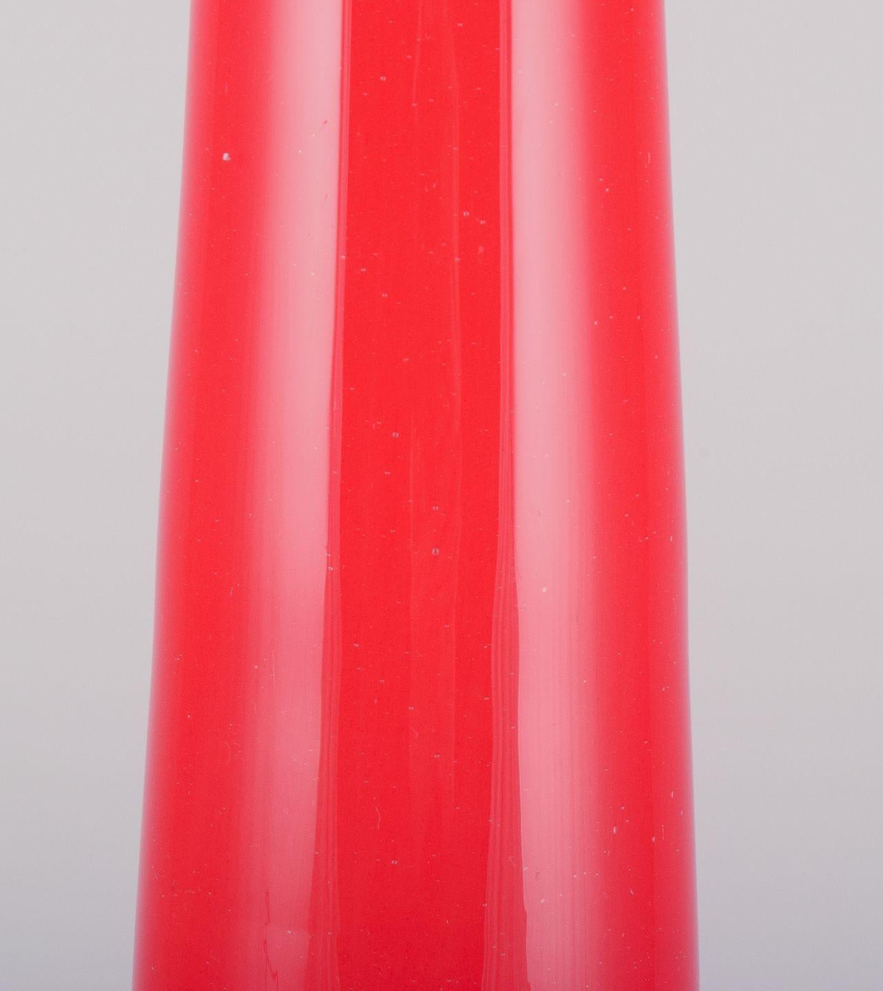 XXIe siècle et contemporain Henry Dean, artiste verrier belge. Grand et mince vase en verre d'art. Verre orange. en vente