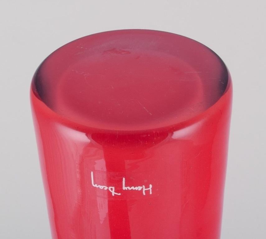 Henry Dean, belgischer Glaskünstler. Hohe und schlanke Vase aus Kunstglas. Orangefarbenes Glas. (Glaskunst) im Angebot