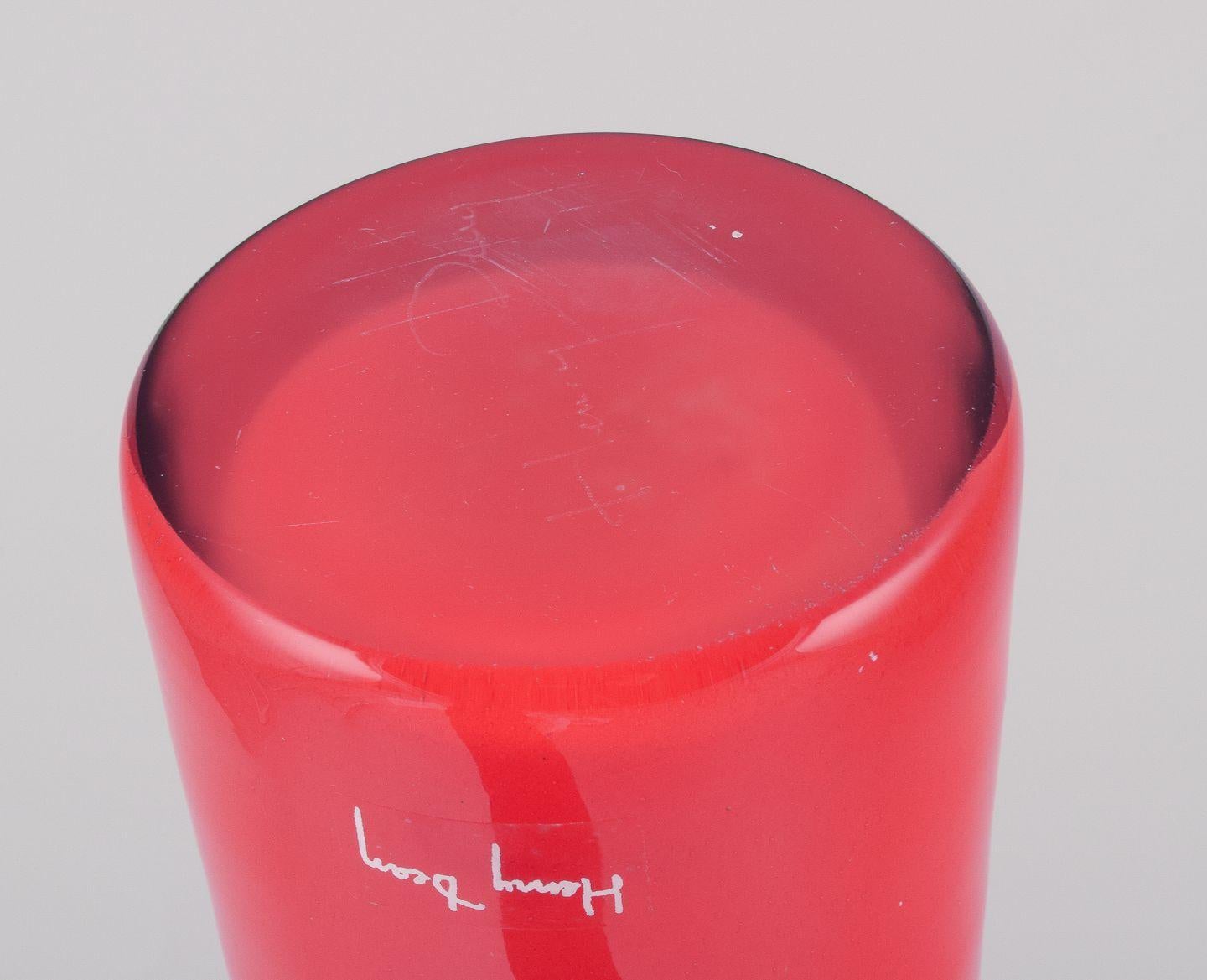 Verre d'art Henry Dean, artiste verrier belge. Grand et mince vase en verre d'art. Verre orange. en vente