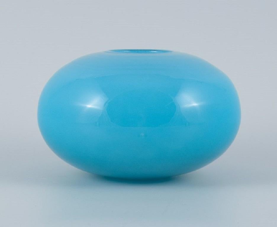 Henry Dean, France.
Unique art glass vase in turquoise.
circa 1980s.
Signed.
In perfect condition.
Dimensions: D 20.0 x H 12.0 cm.