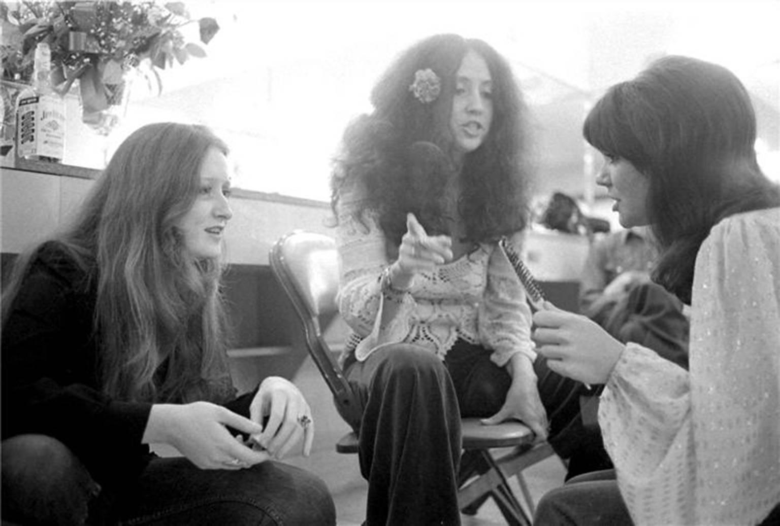 Henry Diltz Color Photograph – Bonnie Raitt, Maria Muldaur, Linda Ronstadt, 1974