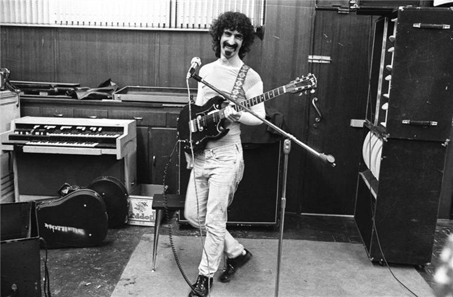 Henry Diltz Black and White Photograph – Frank Zappa im Studio