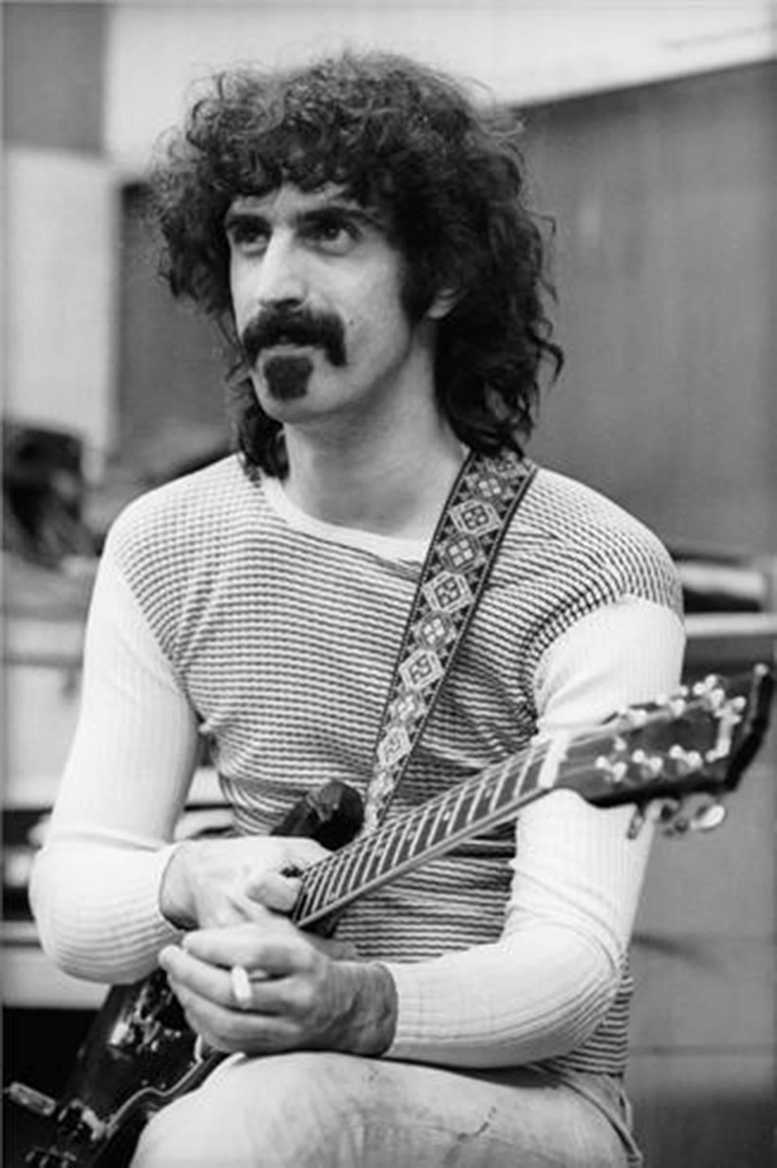 Henry Diltz Portrait Photograph – Frank Zappa-Porträt