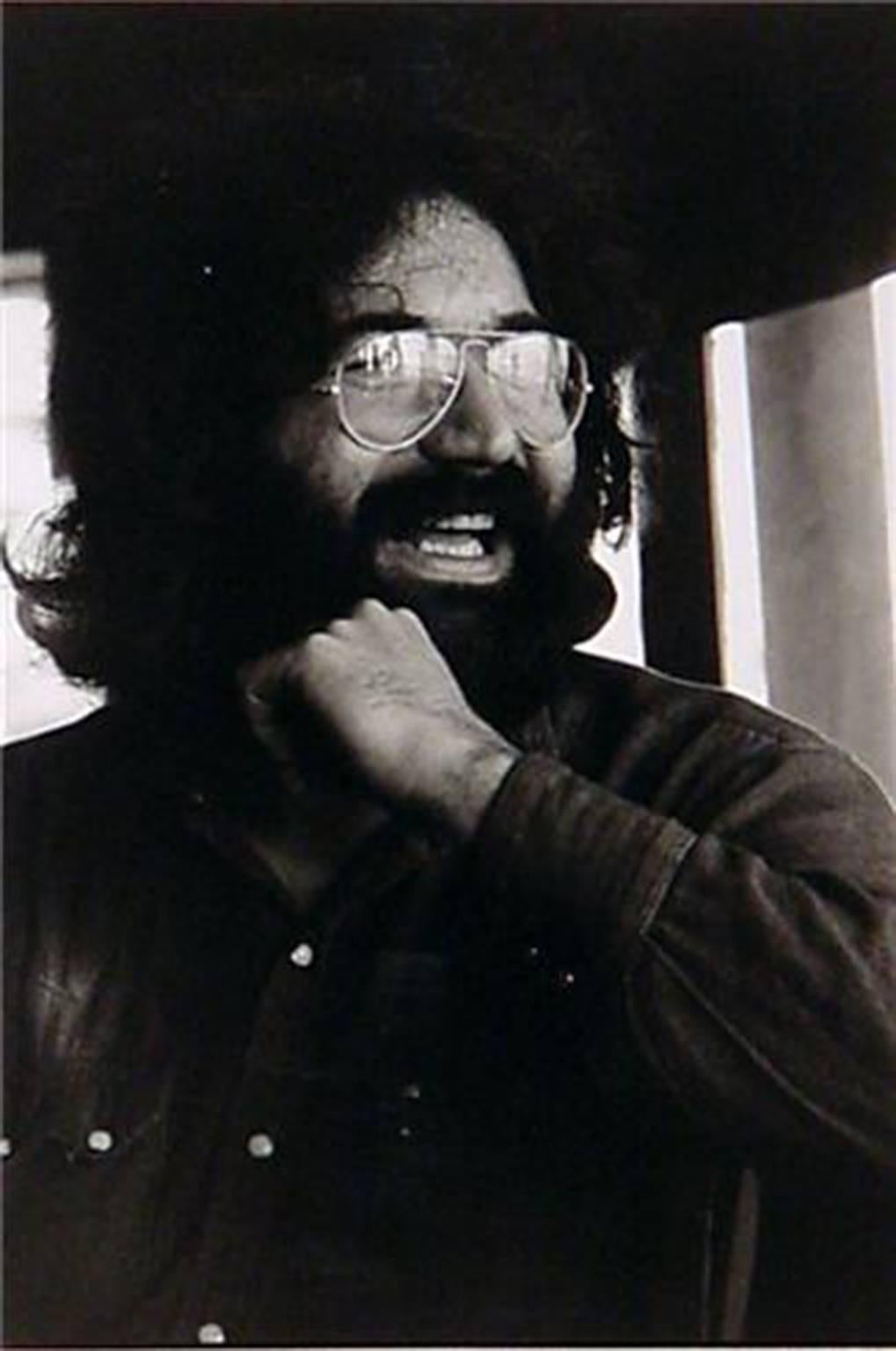 Henry Diltz Portrait Photograph – Diente Jerry Garcia, Stinson Beach, CA 1971