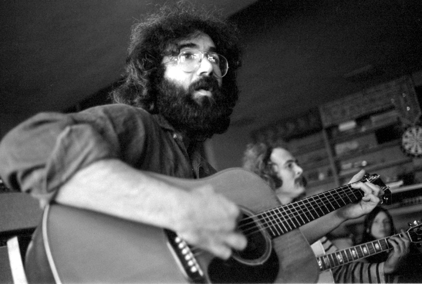 Henry Diltz Black and White Photograph – Jerry Garcia mit David Crosby, Bolinas, Kalifornien, 1971