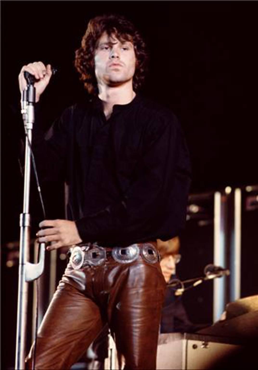 Henry Diltz Color Photograph – Jim Morrison, Hollywood-Schale, 1968