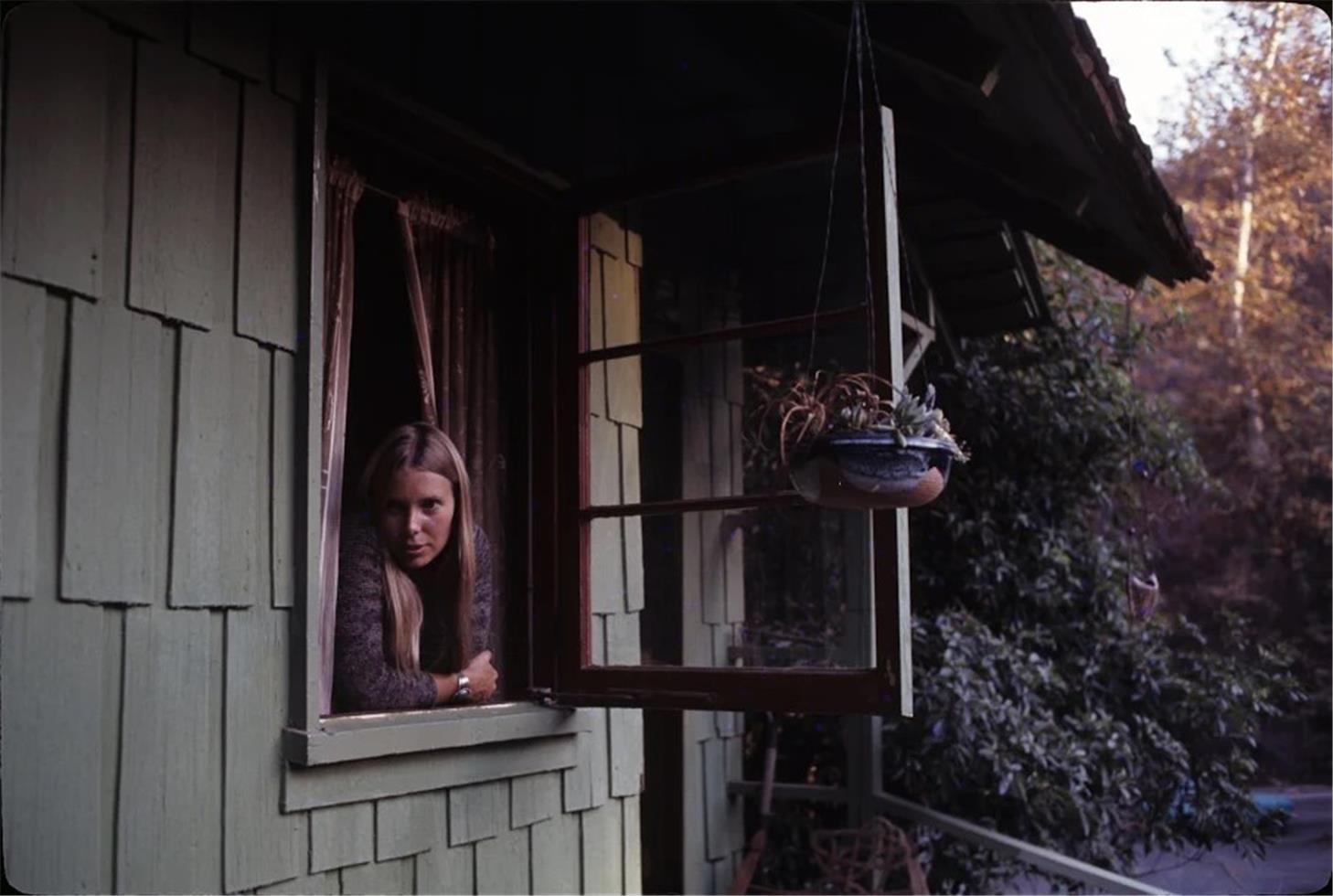 Henry Diltz Color Photograph – Joni Mitchell, 1970