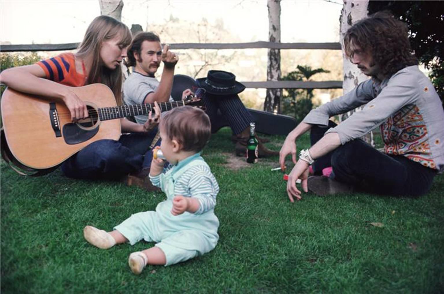 Henry Diltz Portrait Photograph – Joni Mitchell, David Crosby und Eric Clapton, Lauren Canyon 1968