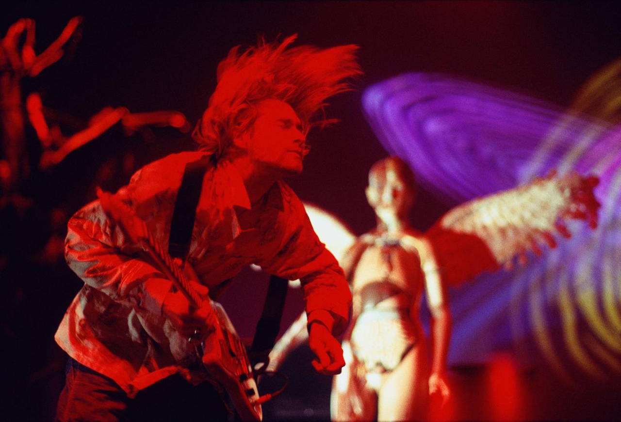 Henry Diltz Portrait Photograph – Kurt Cobain, Nirvana, Los Angeles Forum, CA, 1993