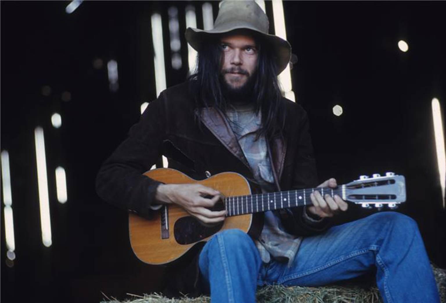 Henry Diltz Portrait Photograph – Neil Young, Haystack auf der Broken Arrow Ranch, 1971