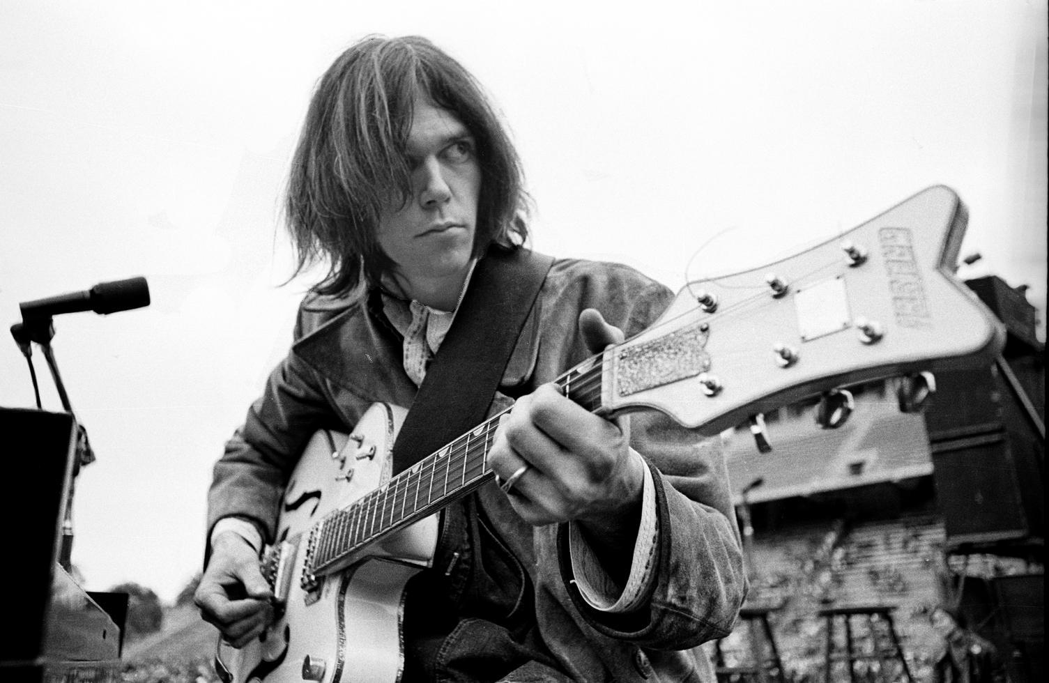 Henry Diltz Black and White Photograph – Neil Young, „White Falcon“, Balboa Stadium, San Diego, Kalifornien, 1969