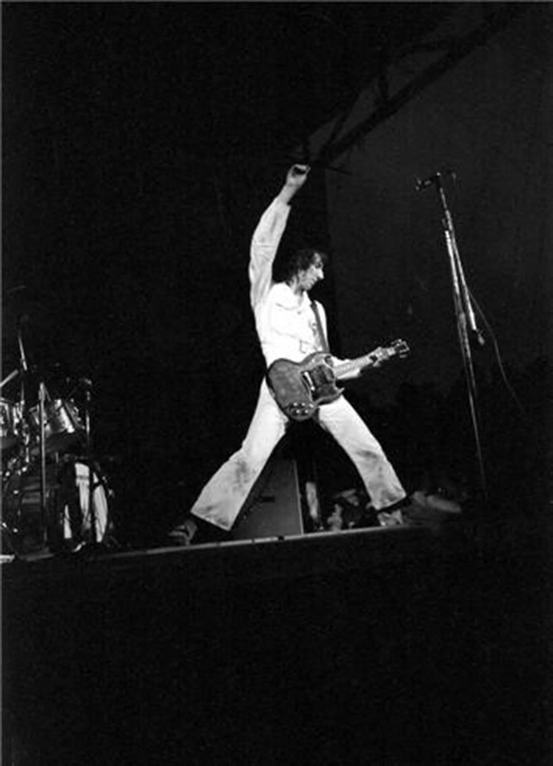 Henry Diltz Black and White Photograph – Pete Townshend, Woodstock, NY 1969