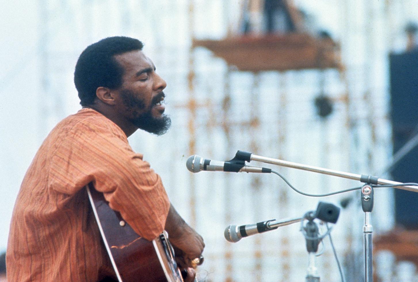 Henry Diltz Color Photograph – Richie Havens, Woodstock, Bethel, NY 1969