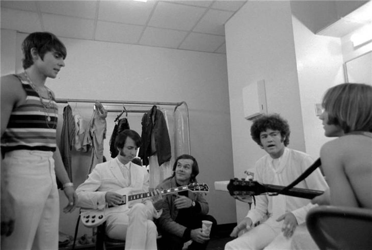 Henry Diltz Black and White Photograph – Die Monkees und Jack Nicholson
