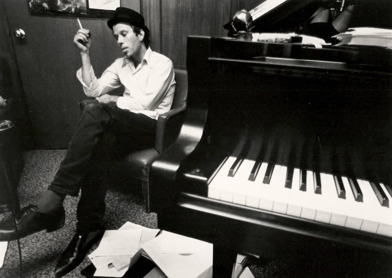 Black and White Photograph Henry Diltz - Tom Waits, Hollywood, en Californie, 1980