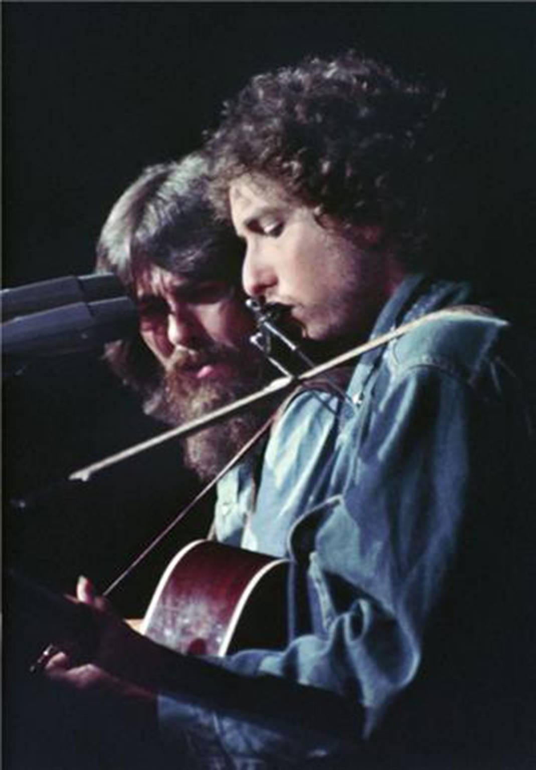 Henry Diltz Portrait Print - George Harrison and Bob Dylan, Bangladesh, 1971