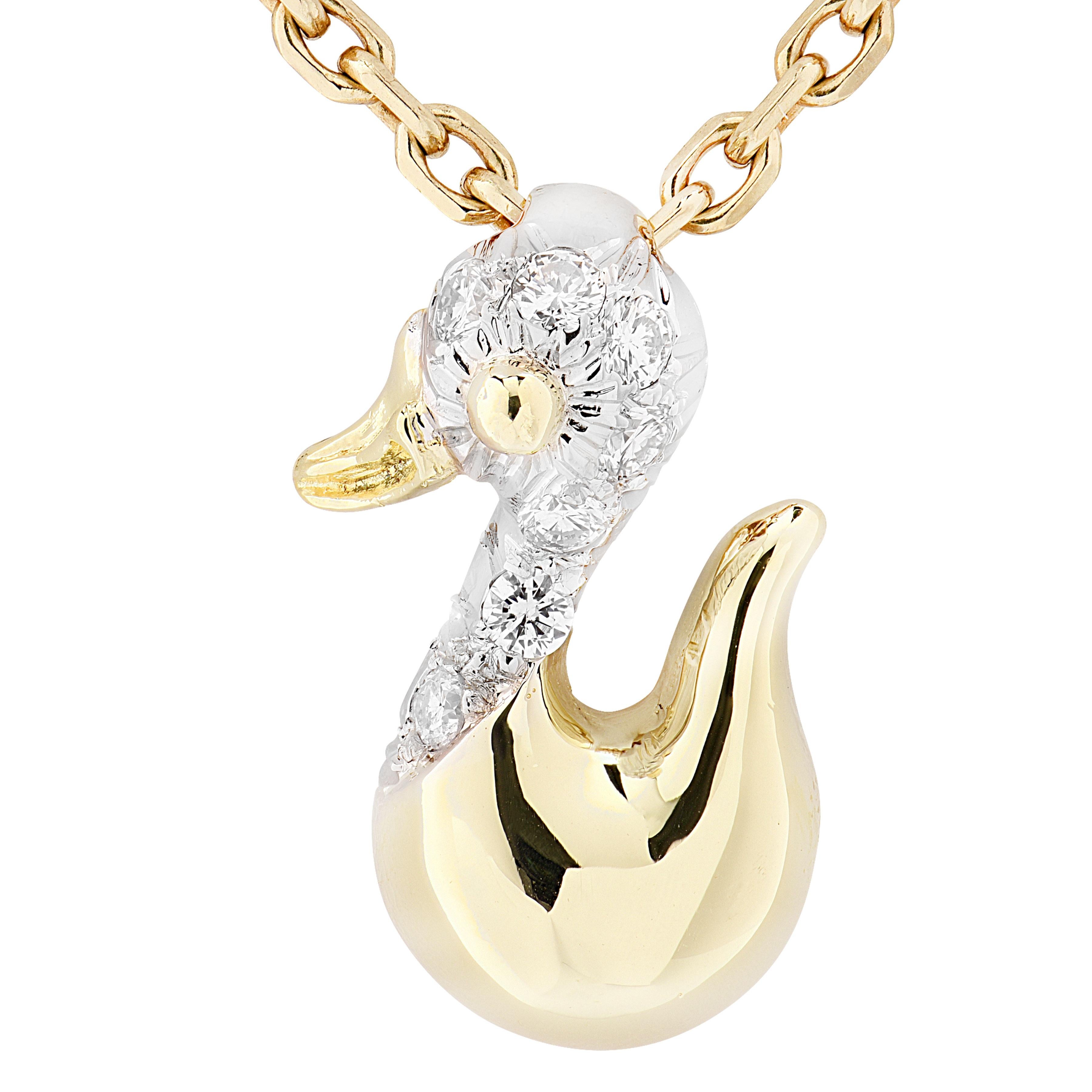 Le célèbre designer américain Henry Dunay, connu pour ses formes sculpturales et son élégance fantaisiste, a créé ce ravissant collier pendentif en forme de canard, charmant mélange de savoir-faire et de design ludique.

Réalisé en or jaune et blanc