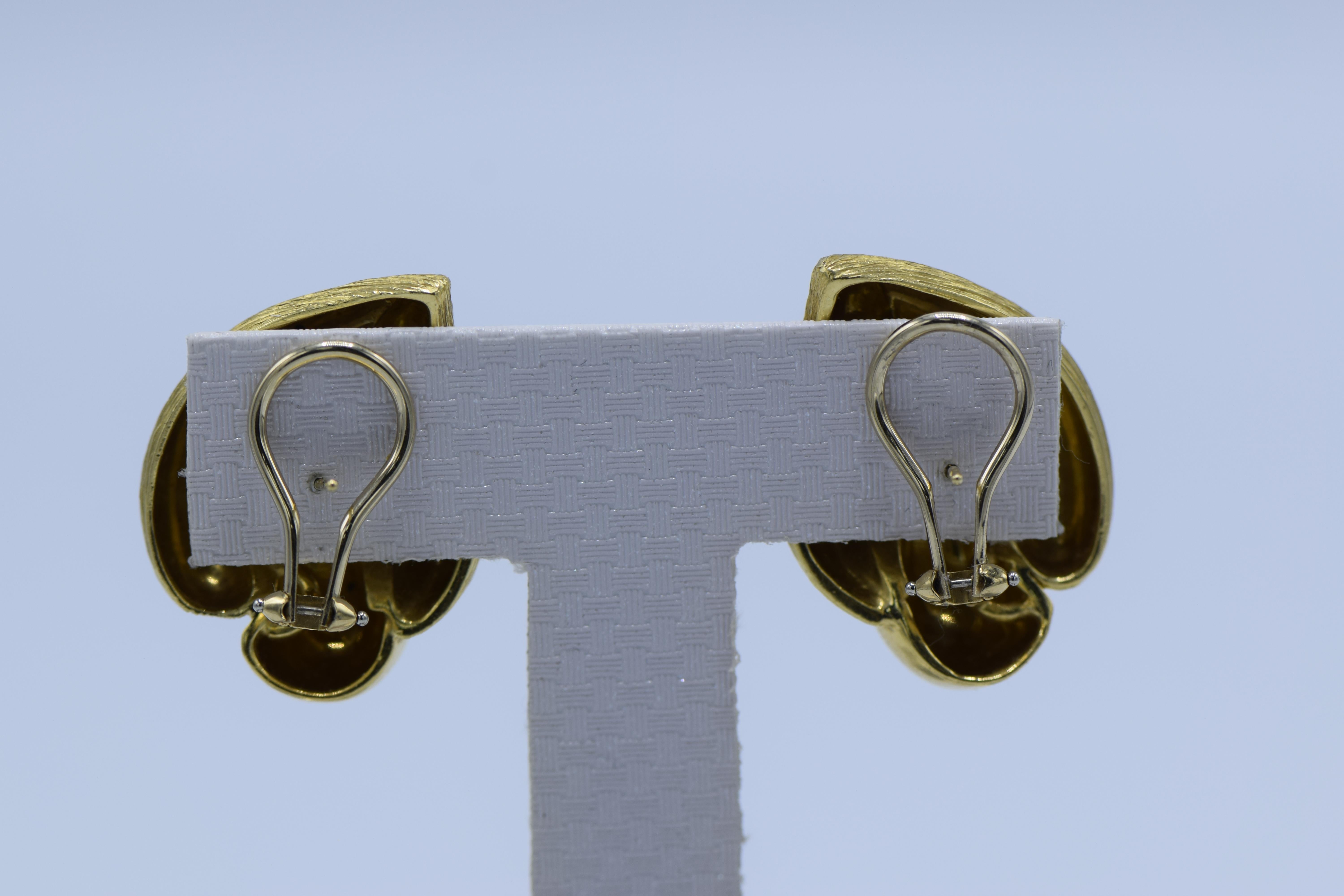 Henry Dunay 18 Karat Gold Earrings In Excellent Condition For Sale In New York, NY