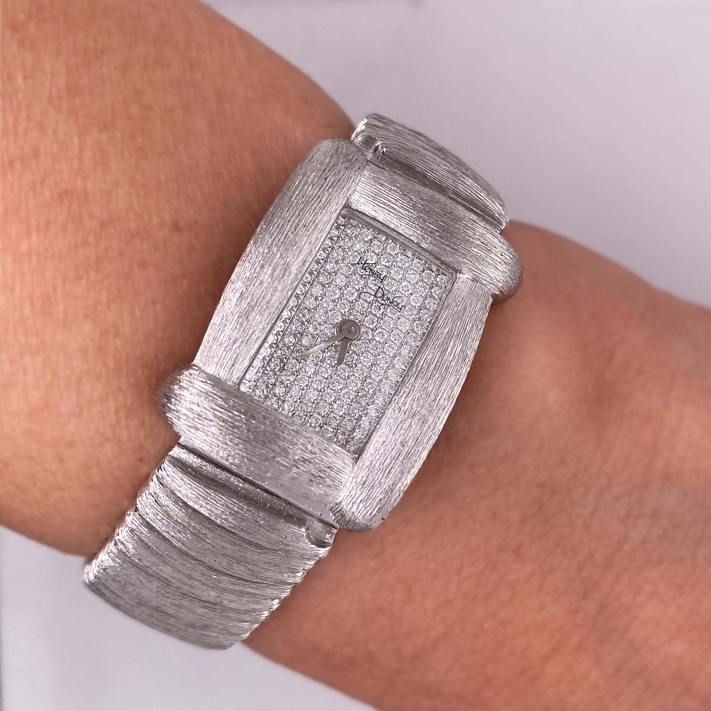 1.20 KaratHenry Dunay 18 Karat Weißgold gebürstet mattiert Diamant-Armbanduhr

Diese hochmoderne Uhr von Henry Dunay besteht aus massivem 18-karätigem Weißgold mit einer gebürsteten, matten Oberfläche, die wirklich außergewöhnlich ist. 

Uhr ist