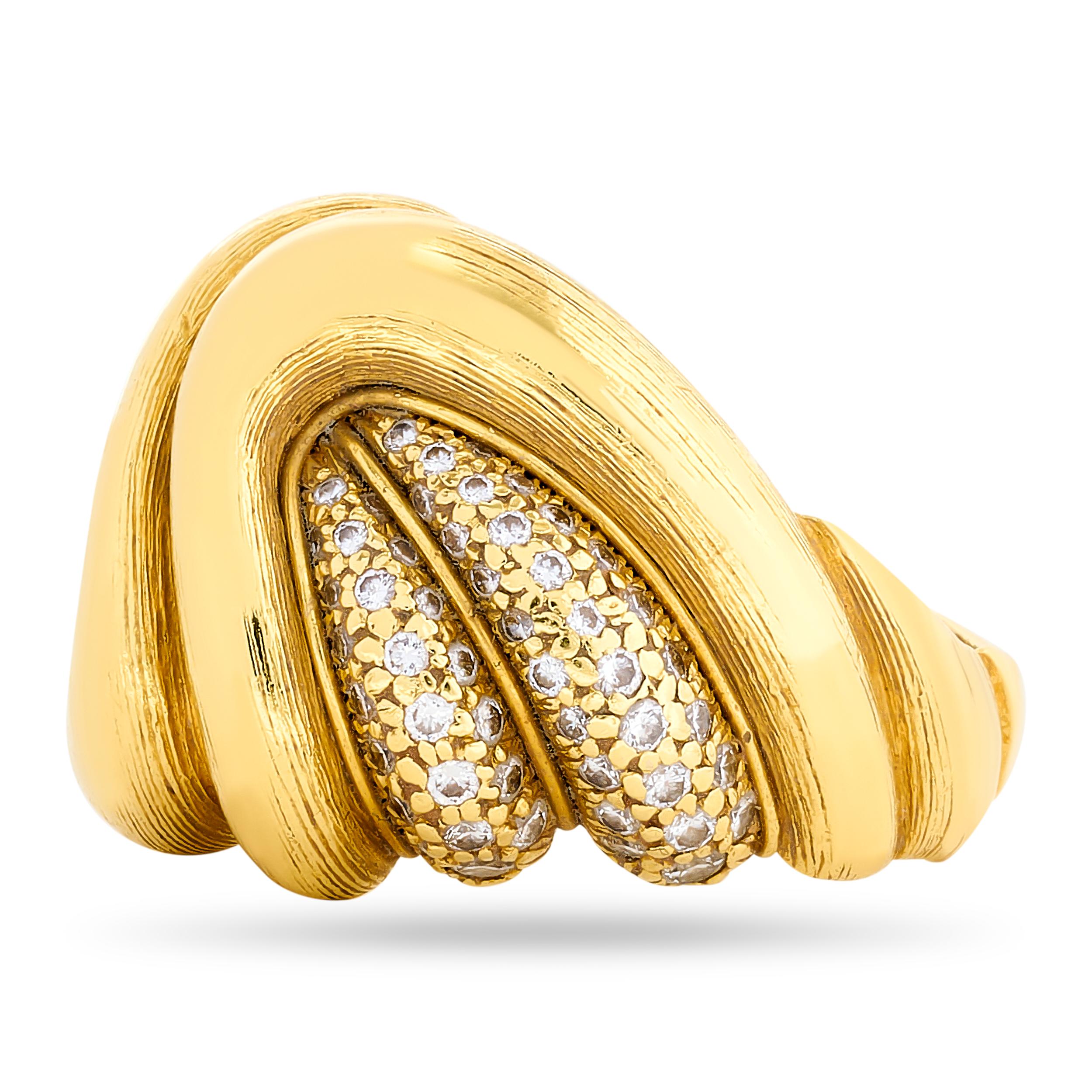 Entfesseln Sie die Kunstfertigkeit von Gold und Diamanten. Dieser Henry Dunay Ring aus gebürstetem Gold mit Diamanten ist ein Symbol für exquisite Handwerkskunst und luxuriösen Stil.

Dieser Ring aus 18-karätigem Gelbgold enthält 102 runde Diamanten