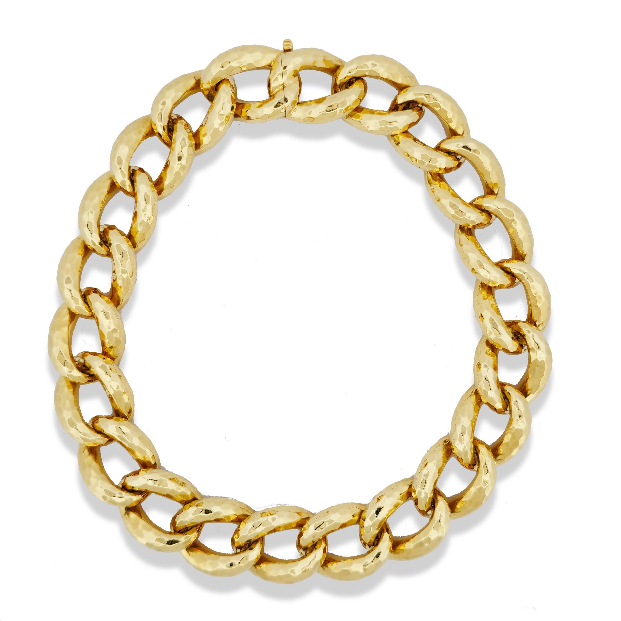 Ornez vous de l'étonnant et remarquable collier Henry Dunay en or jaune 18 carats à facettes Cynabar. 

Cette pièce de collection des années 1980 présente une largeur de 22,40 mm et une chaîne de 16 pouces de long, ce qui est parfait pour faire une