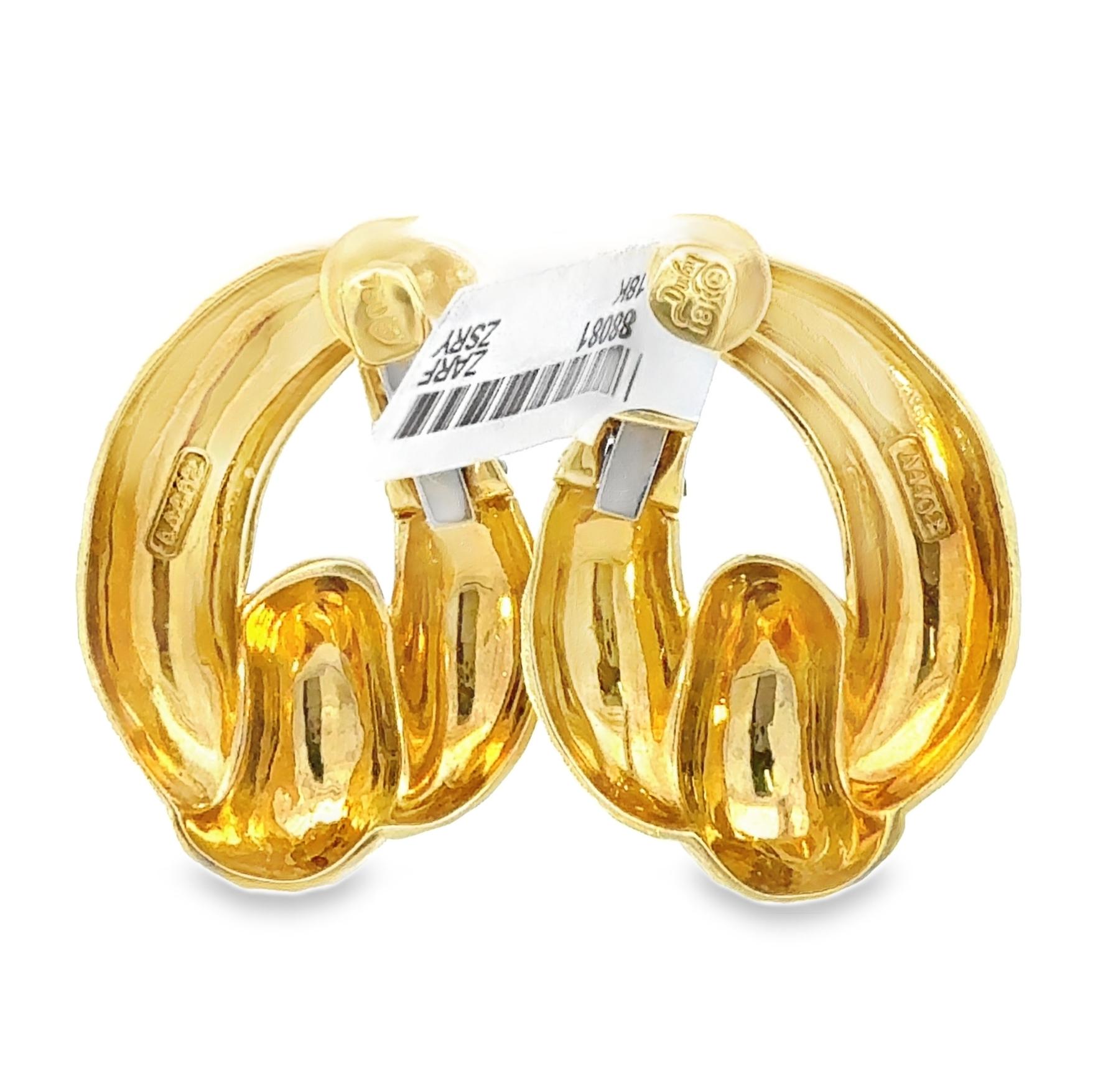 Boucles d'oreilles à clip en or jaune 18K de Dunay. Texture iconique, 28,80 grammes, estampillé et signé avec numéro de série.

Ces boucles d'oreilles martelées en or jaune 18 carats de Dunay sont un exemple frappant de l'art et du savoir-faire