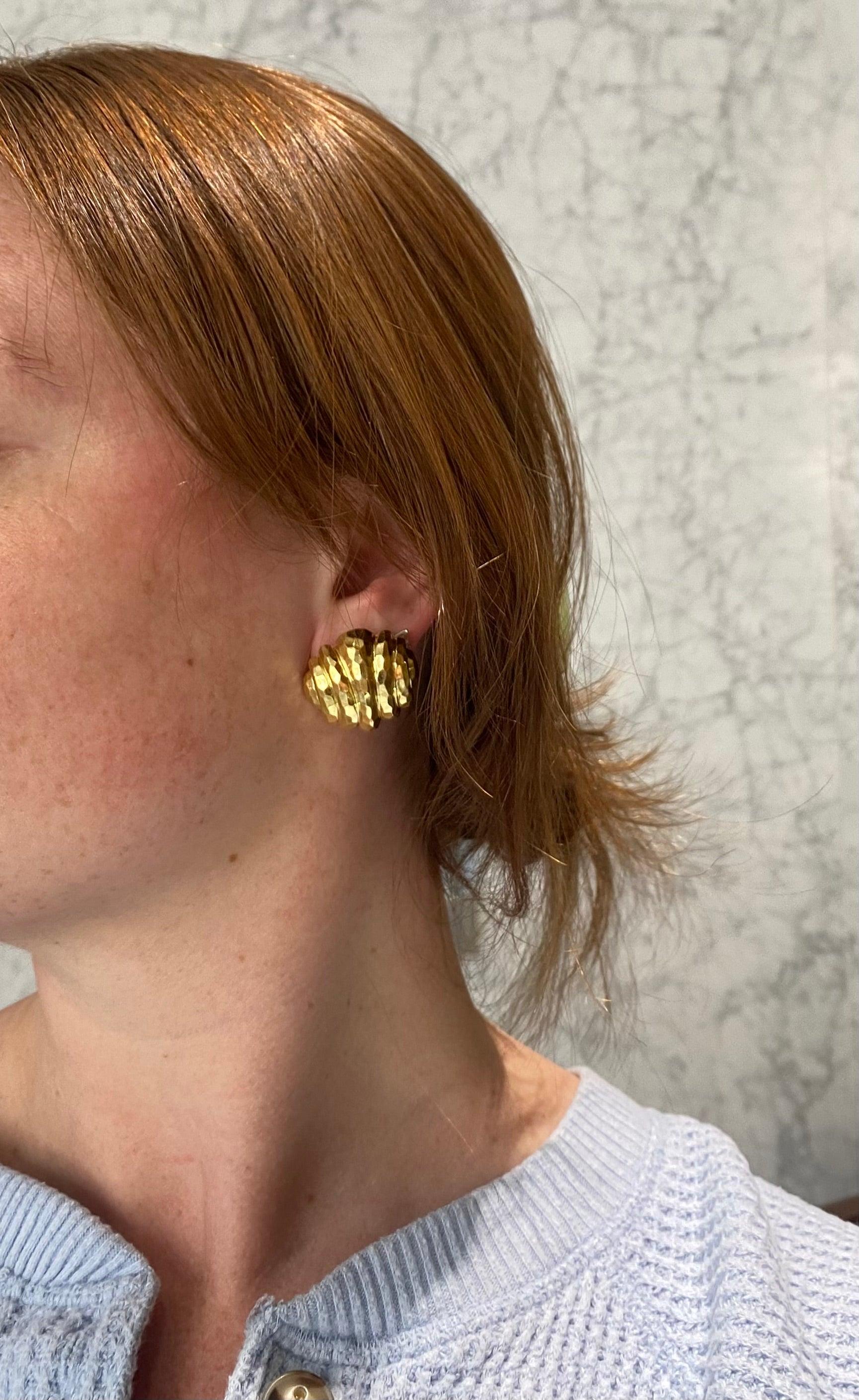 Henry Dunay 18 Karat Yellow Gold Hammered Texture Ridge Earrings (Clip-On) For Sale 1
