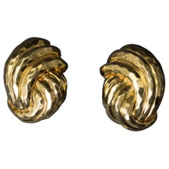 Retro Henry Dunay 18 Karat Yellow Gold Hand Hammered Gold Clip Earrings