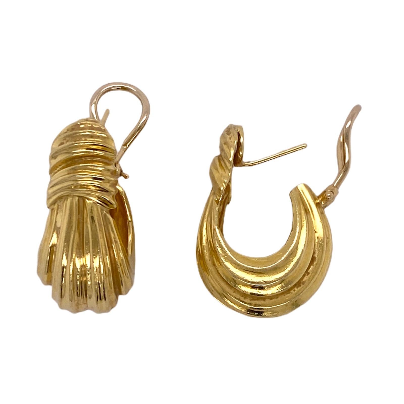 Henry Dunay 18 Karat Yellow Gold J Hoop Ribbed Vintage Estate Earrings In Excellent Condition In Boca Raton, FL