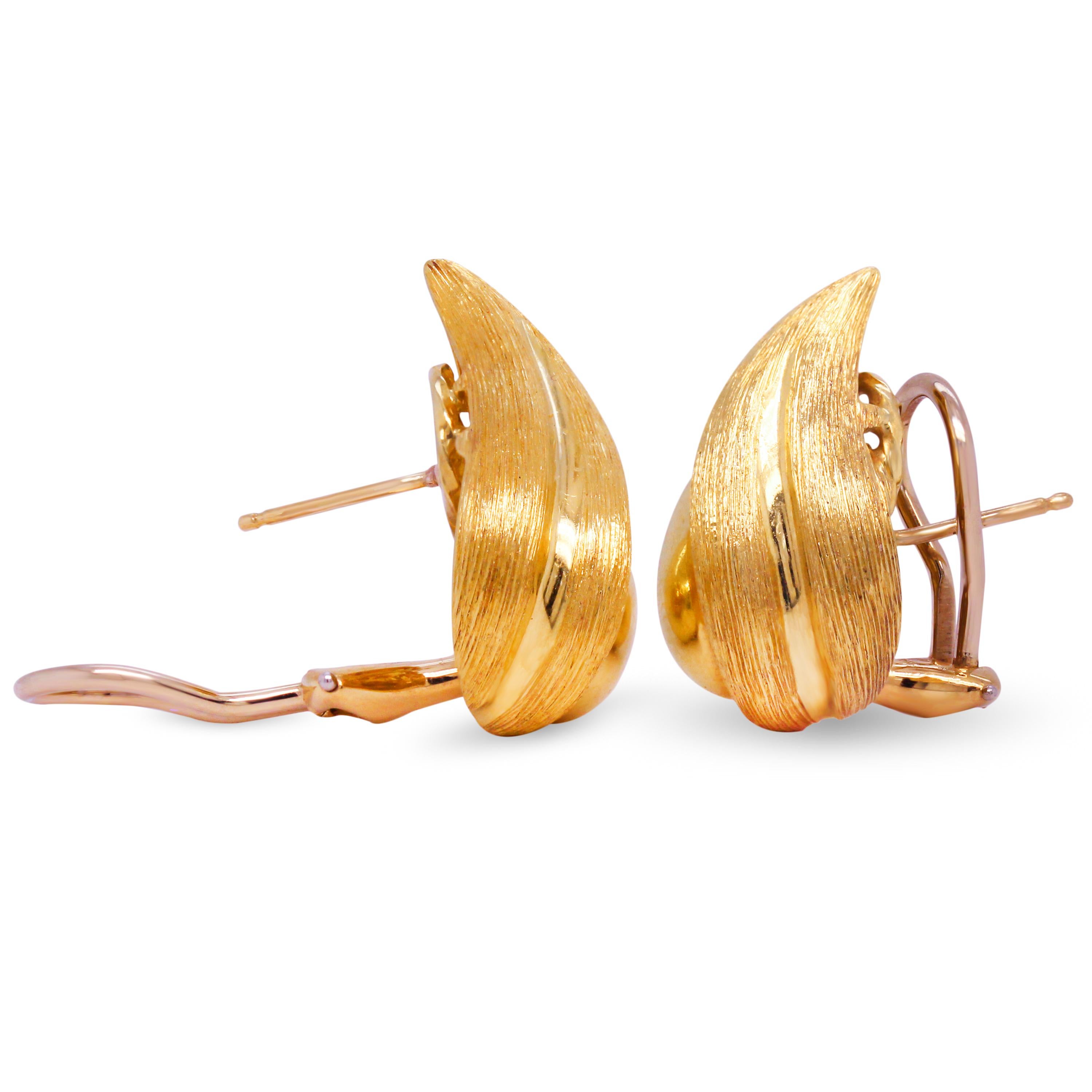 Henry Dunay 18 Karat Yellow Gold Leaf Shape Floral Motif Earrings

Beautiful, brushed-matte finished earrings by the famous designer, Henry Dunay. 

Earrings measure 0.90 inch by 0.63 inch. 16.6g total.

Post-omega backs used.

Hallmarked Henry