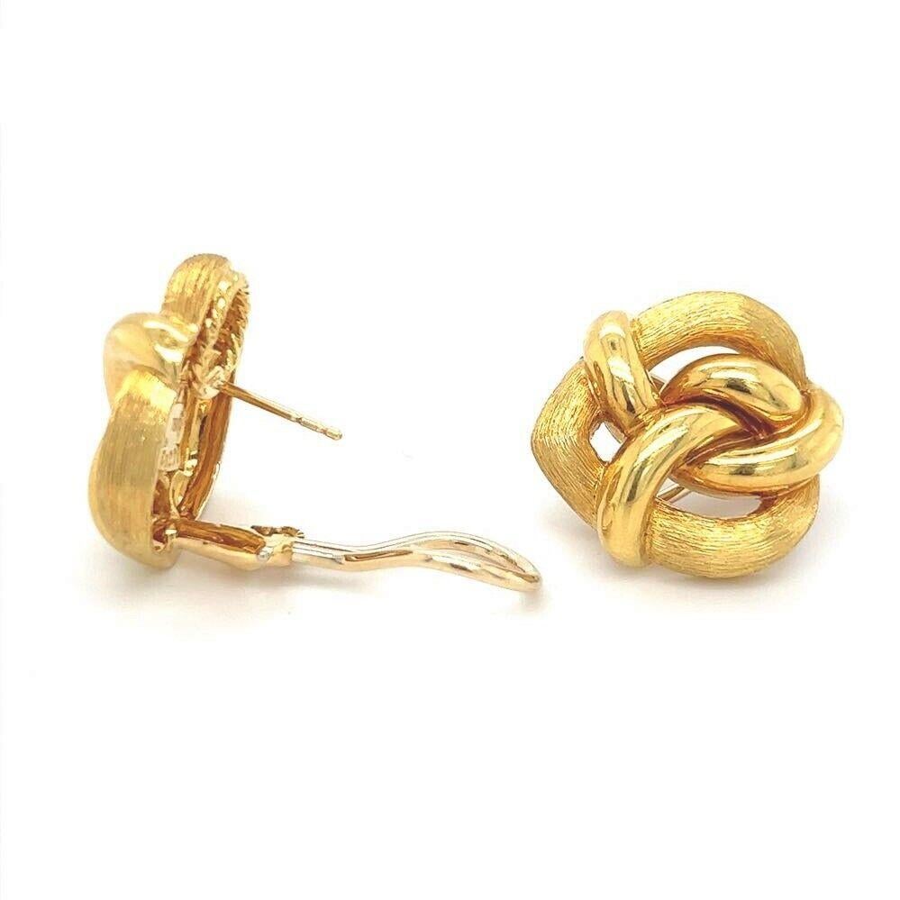 Henry Dunay 18k Yellow Gold Vintage 17.3g Knotted Heart Earrings

Condition:  Excellent Condition, Professionally Cleaned and Polished
Metal:  18k Gold (Marked, and Professionally Tested)
Weight:  17.3g
Length:  .85 Inches
Width:  .75