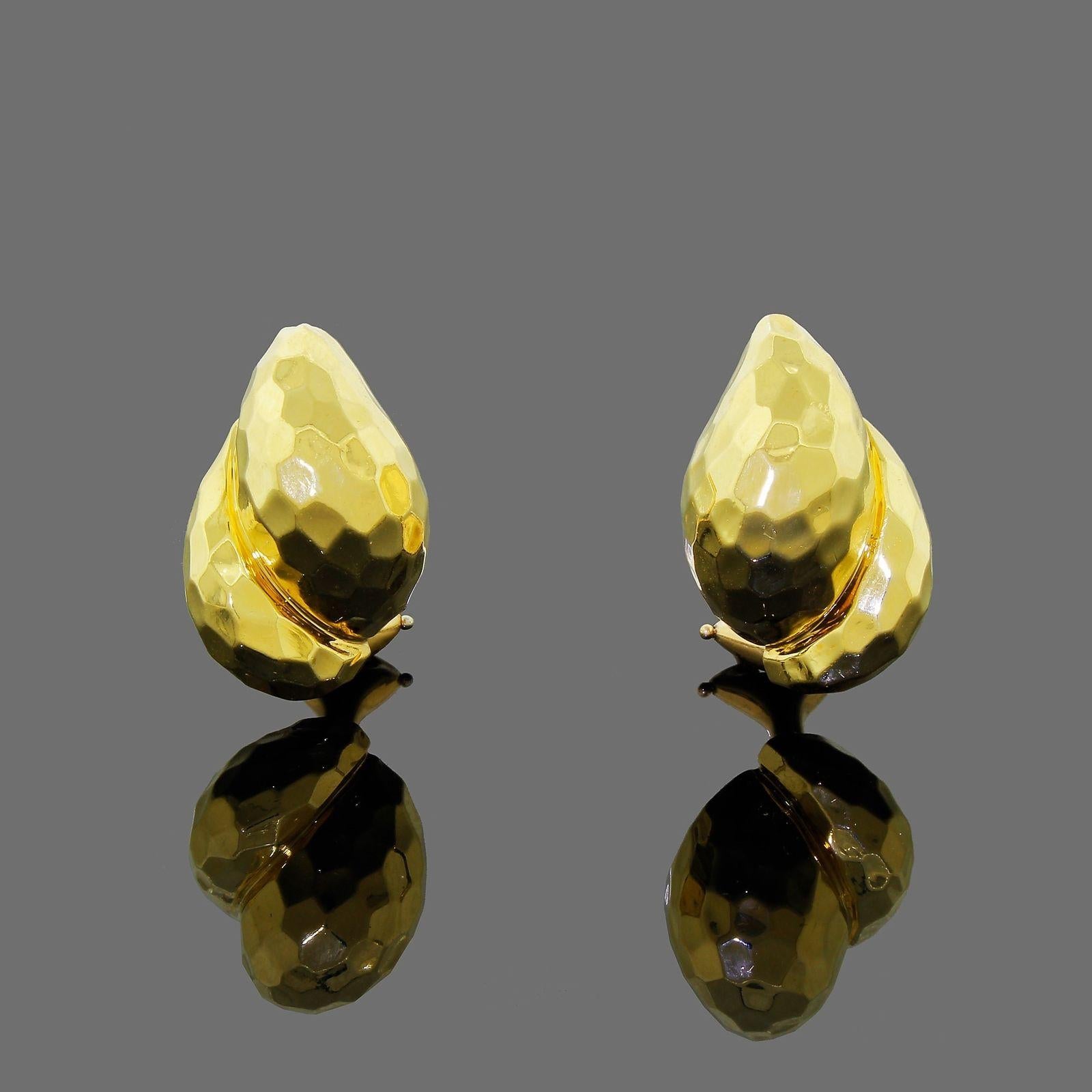 Beautiful 18k gold Henry Dunay iconic  hammered earrings in the shell design.
Excellent pre-owned condition, the faceted hammered design is bright and shiny, the clip backs work perfectly and they are nice and tight.
These earrings are clip on / for