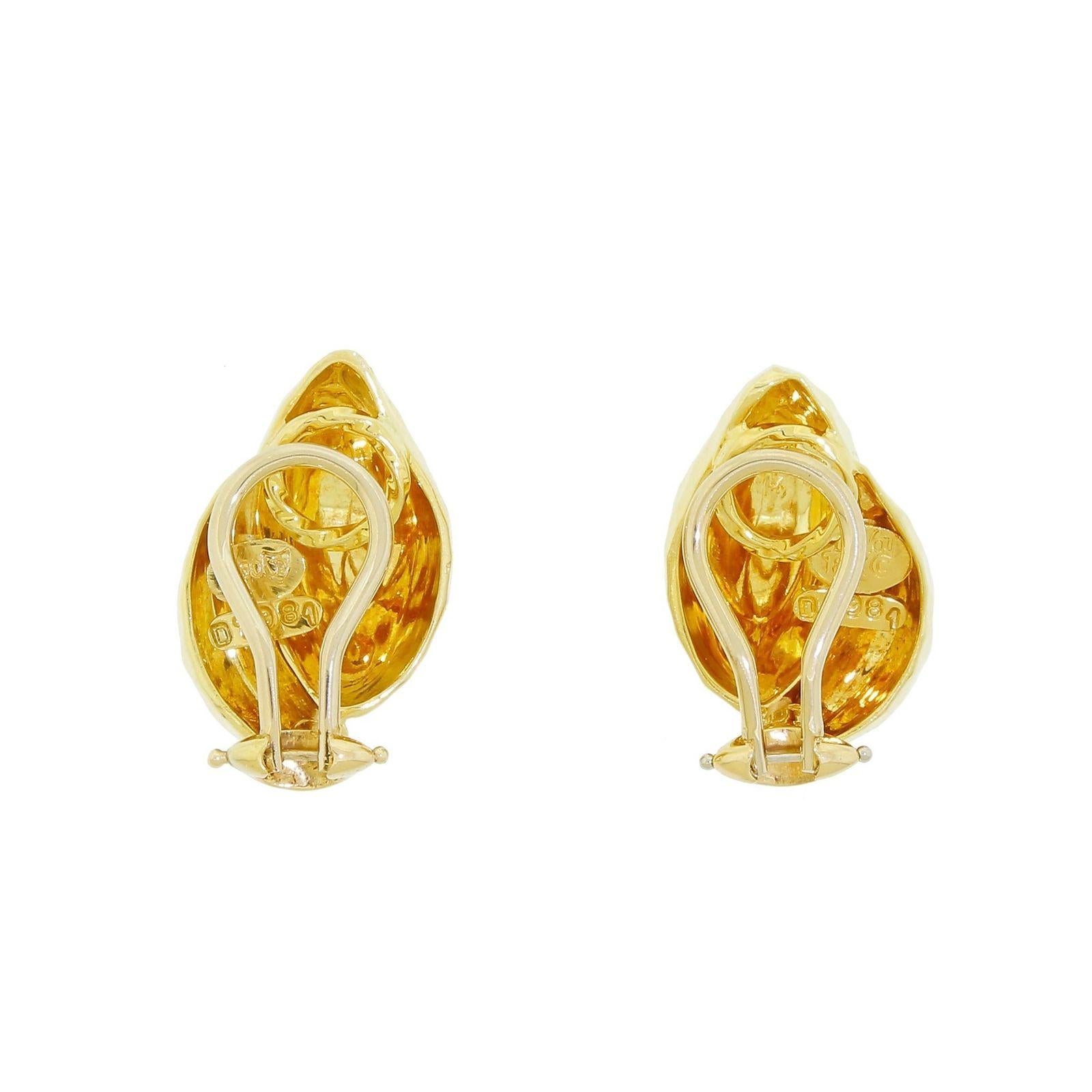 Henry Dunay 18k 750 Gold Hammered Shell Earrings Clip on Excellent Condition 11G In Excellent Condition In Lauderdale by the Sea, FL