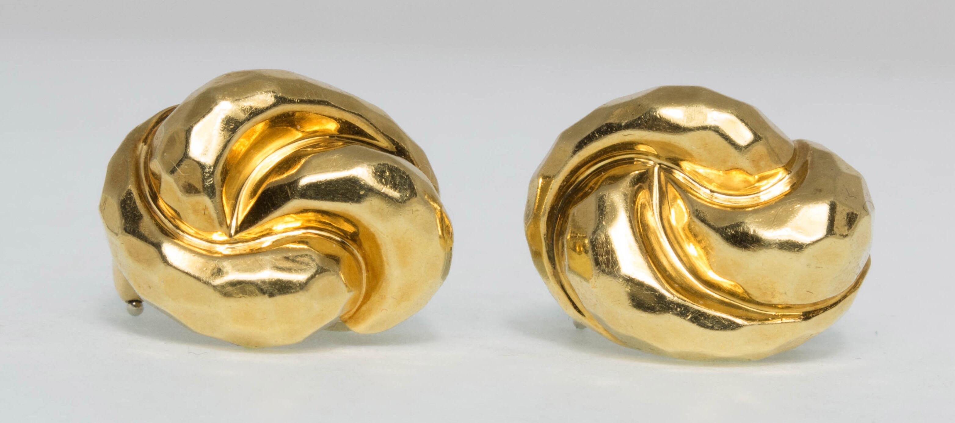 Simple, élégante et facile à porter, cette paire de boucles d'oreilles à clip en or jaune 18K martelé à la main est l'œuvre de Henry Dunay. Signée Dunay, estampillée 18K, 750. Numéro A5319.
Mesurait 0,75