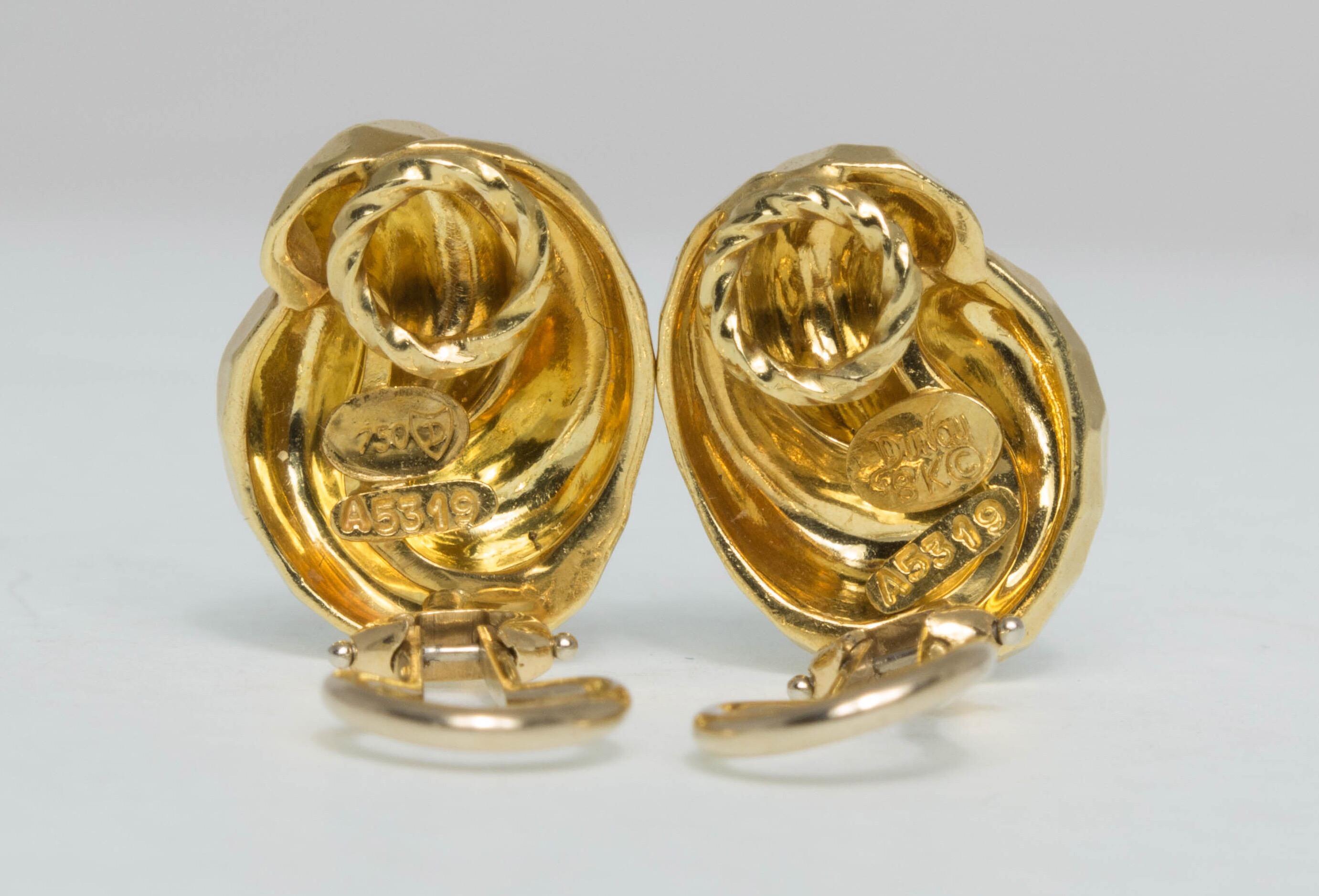 Henry Dunay 18 Karat Gold Clip Earrings In Good Condition For Sale In Austin, TX
