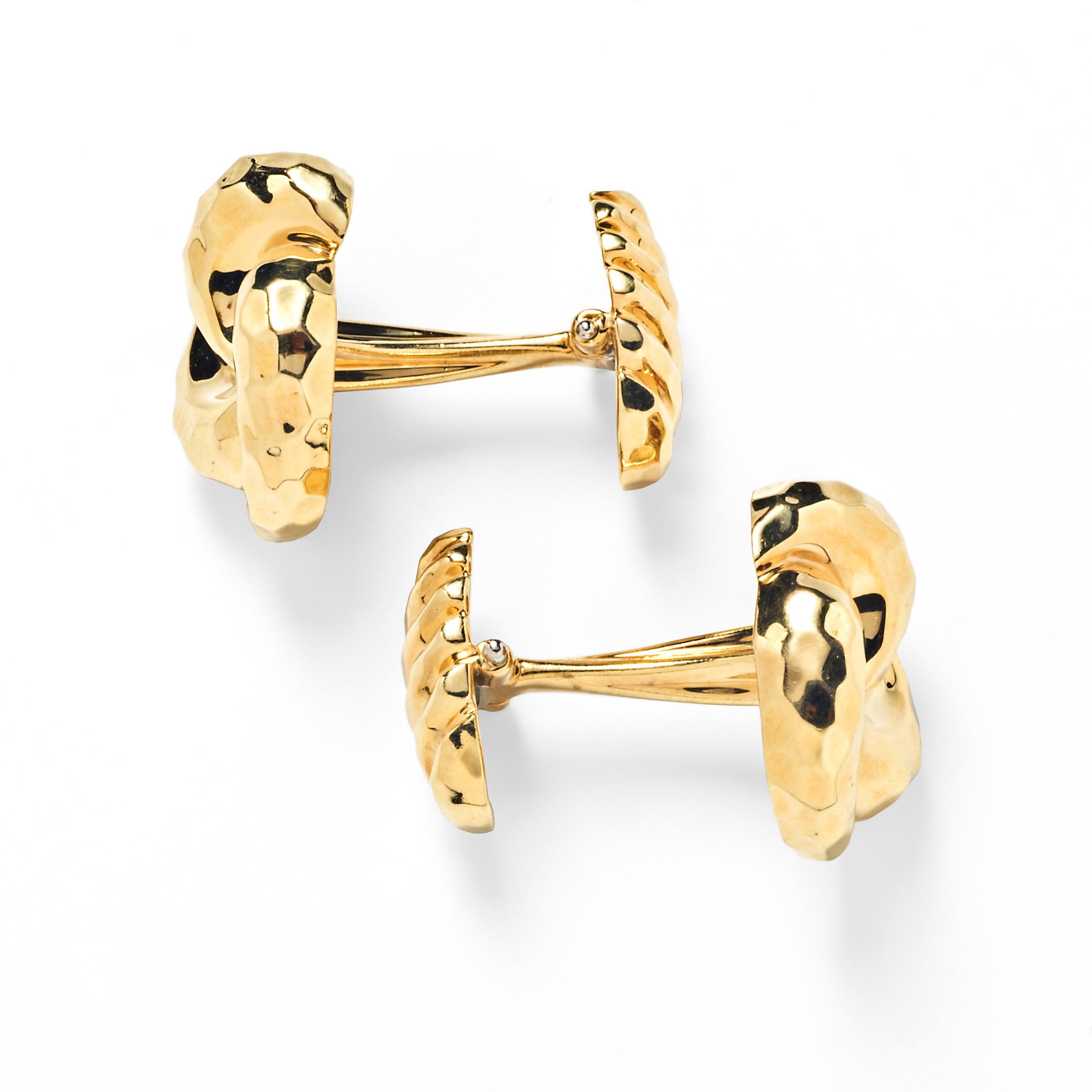 Dieses Paar Manschettenknöpfe von Dunay aus 18-karätigem Gold zeichnet sich durch wirbelnde, handgehämmerte Knoten aus, die mit geriffelten goldenen Walrückseiten abgeschlossen sind.

18K Gelbgold
Unterzeichnet Dunay