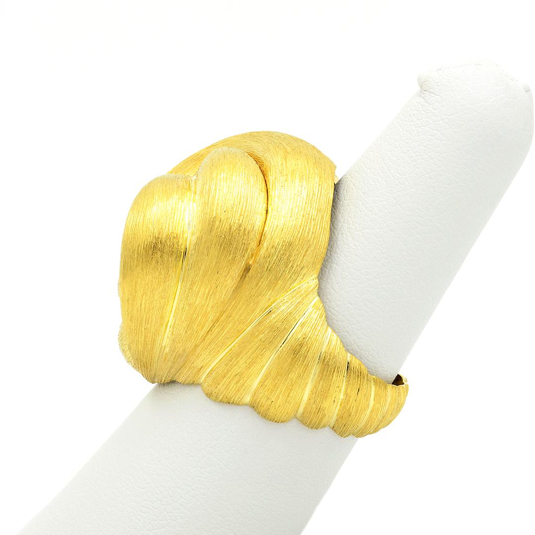 From designer Henry Dunay, this 18 karat yellow gold Sabe Swirl ring features a textured swirl design that tapers from 28.2mm at its widest point. The ring is a US size 7.75 and has a satin finish.
-	18k Yellow Gold
-	Textured Satin Finish
-	28.2mm