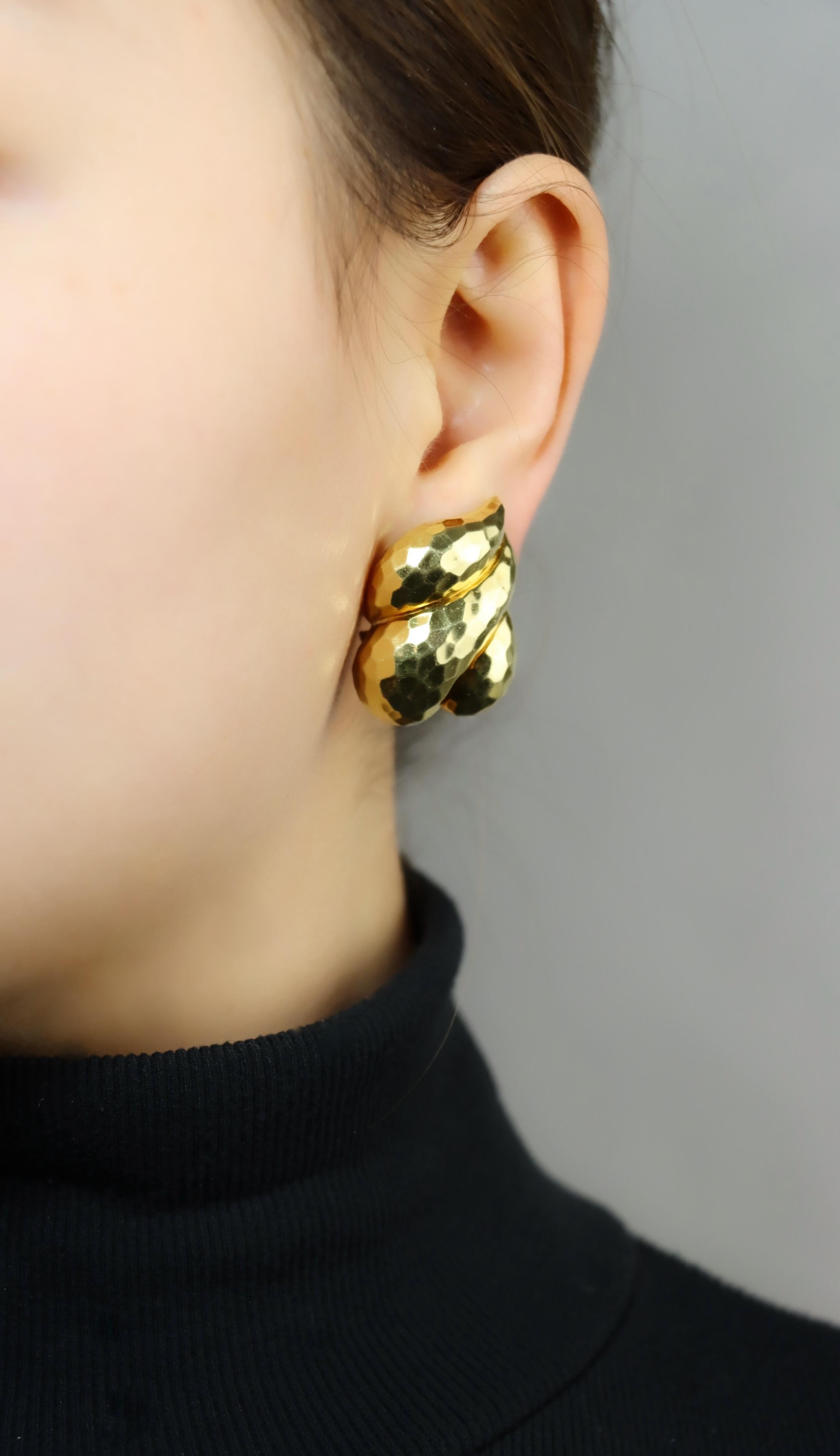 Orecchino con texture in oro 18 carati di Henry Dunay

Contrassegnato: il marchio
Dunay
18K
750

Dimensioni approssimative:
2,8 cm (lunghezza) 
2 cm (larghezza)
39,9 grammi di peso.