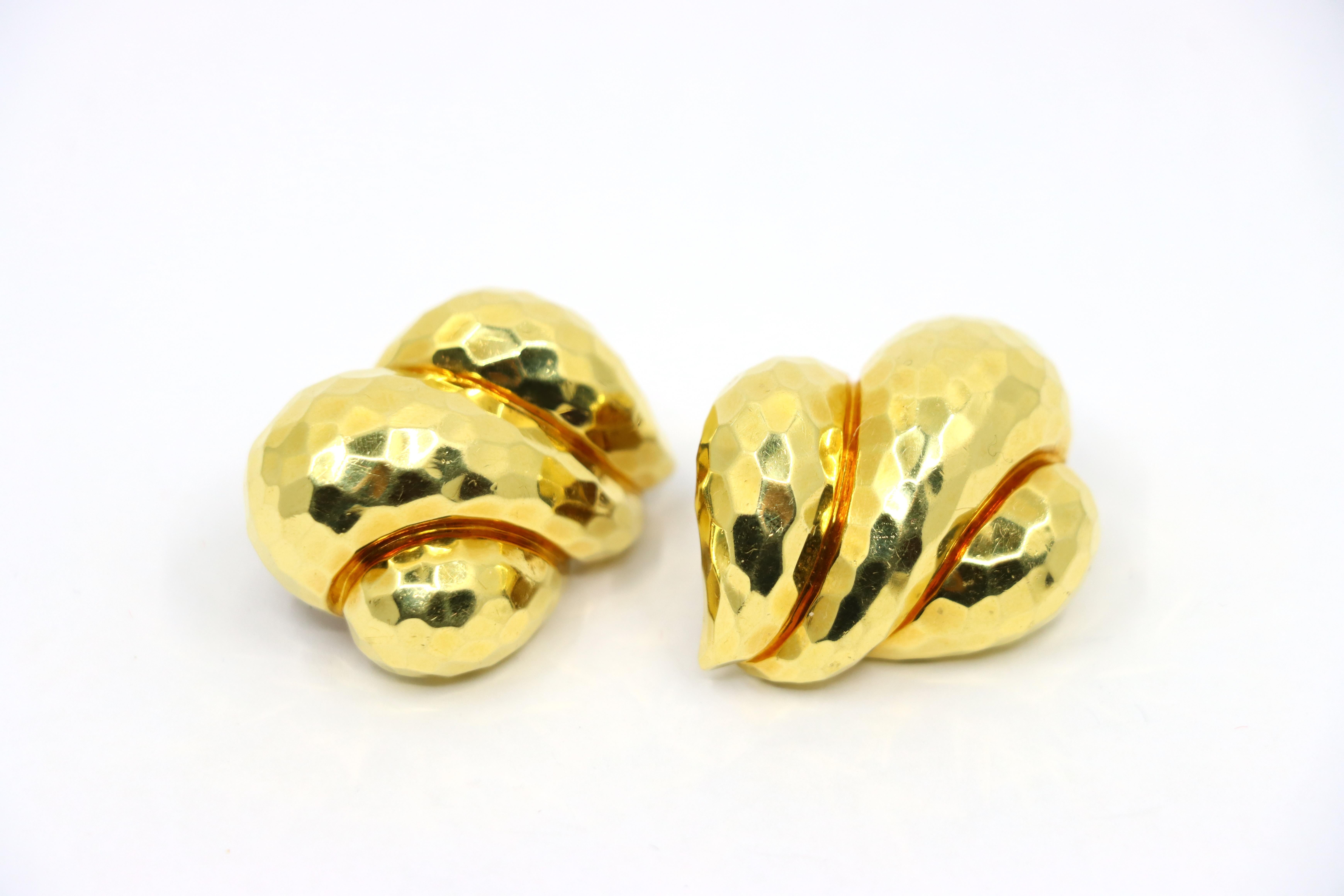 Orecchino con texture in oro 18 carati di Henry Dunay in vendita 1