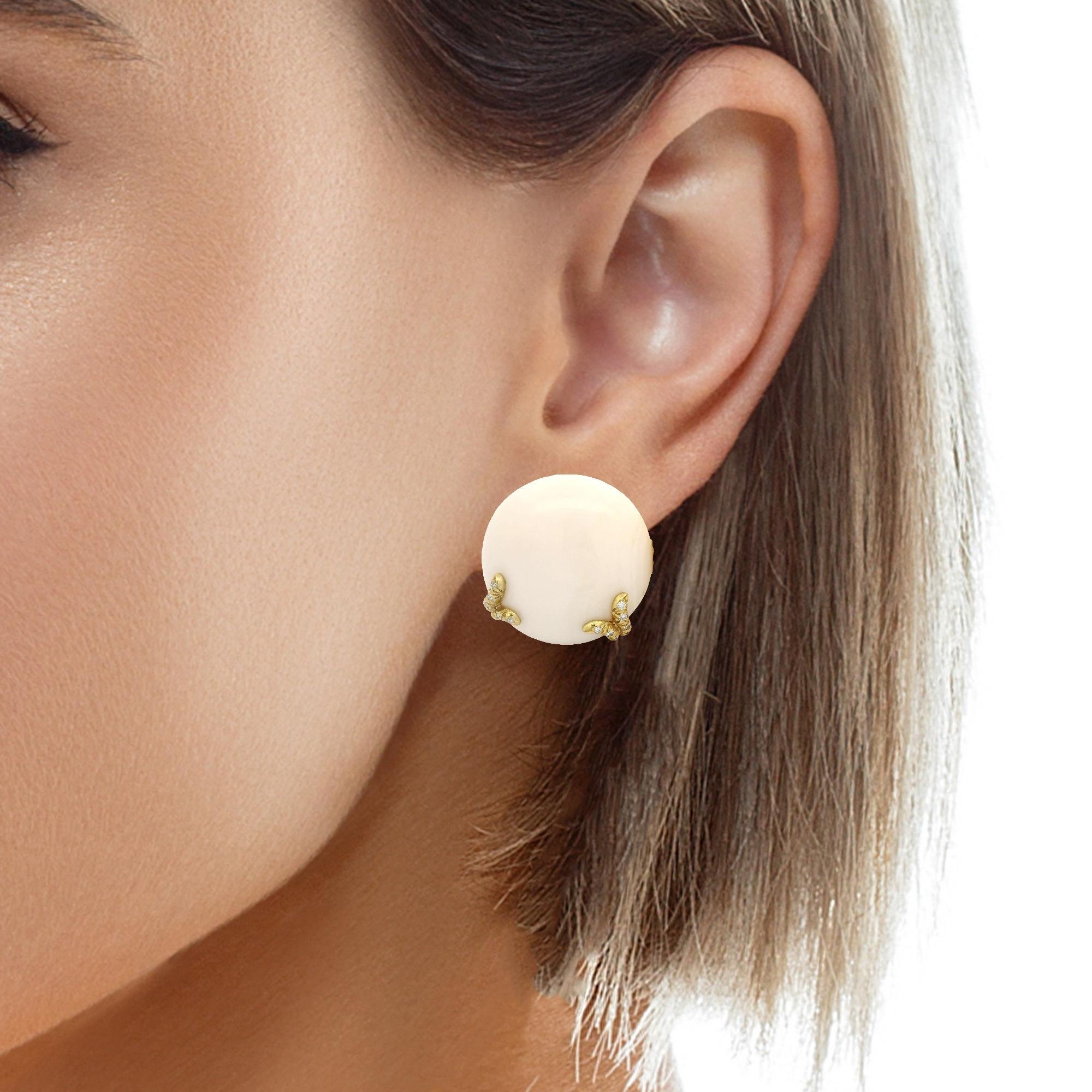 Boucles d'oreilles clips en or blanc 18 carats avec corail et diamants. en vente 5