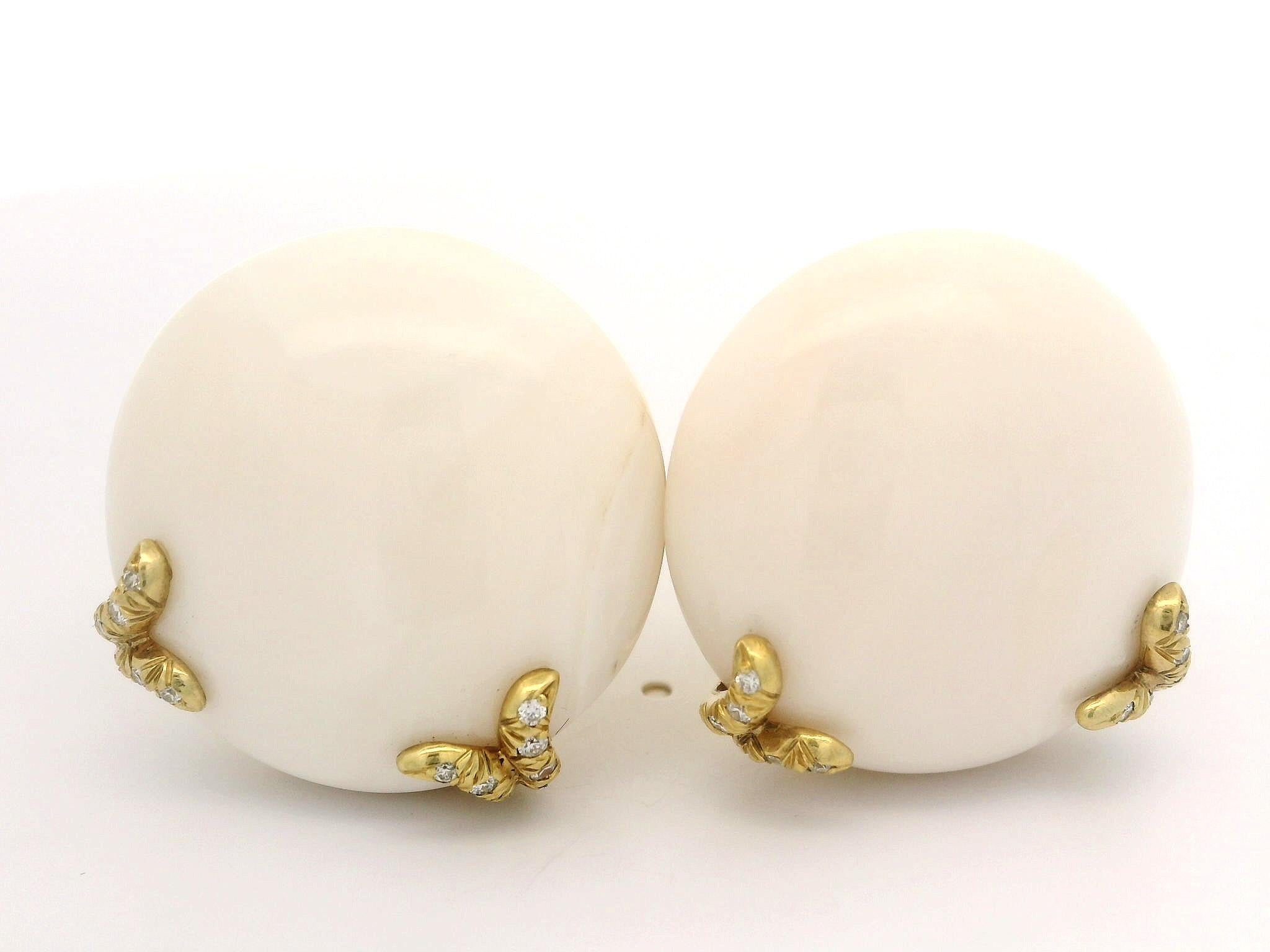 Boucles d'oreilles clips en or blanc 18 carats avec corail et diamants. en vente 6