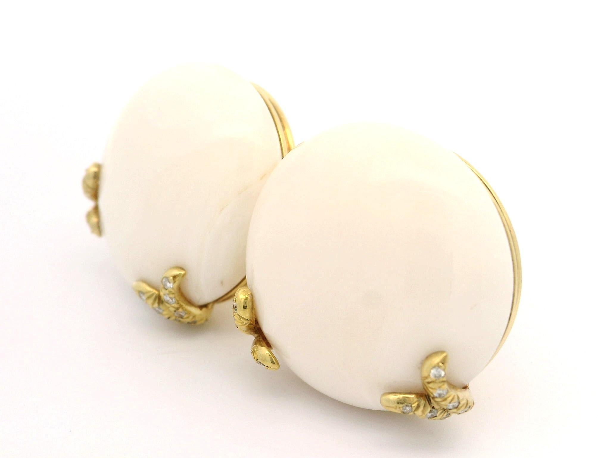 Boucles d'oreilles clips en or blanc 18 carats avec corail et diamants. en vente 7