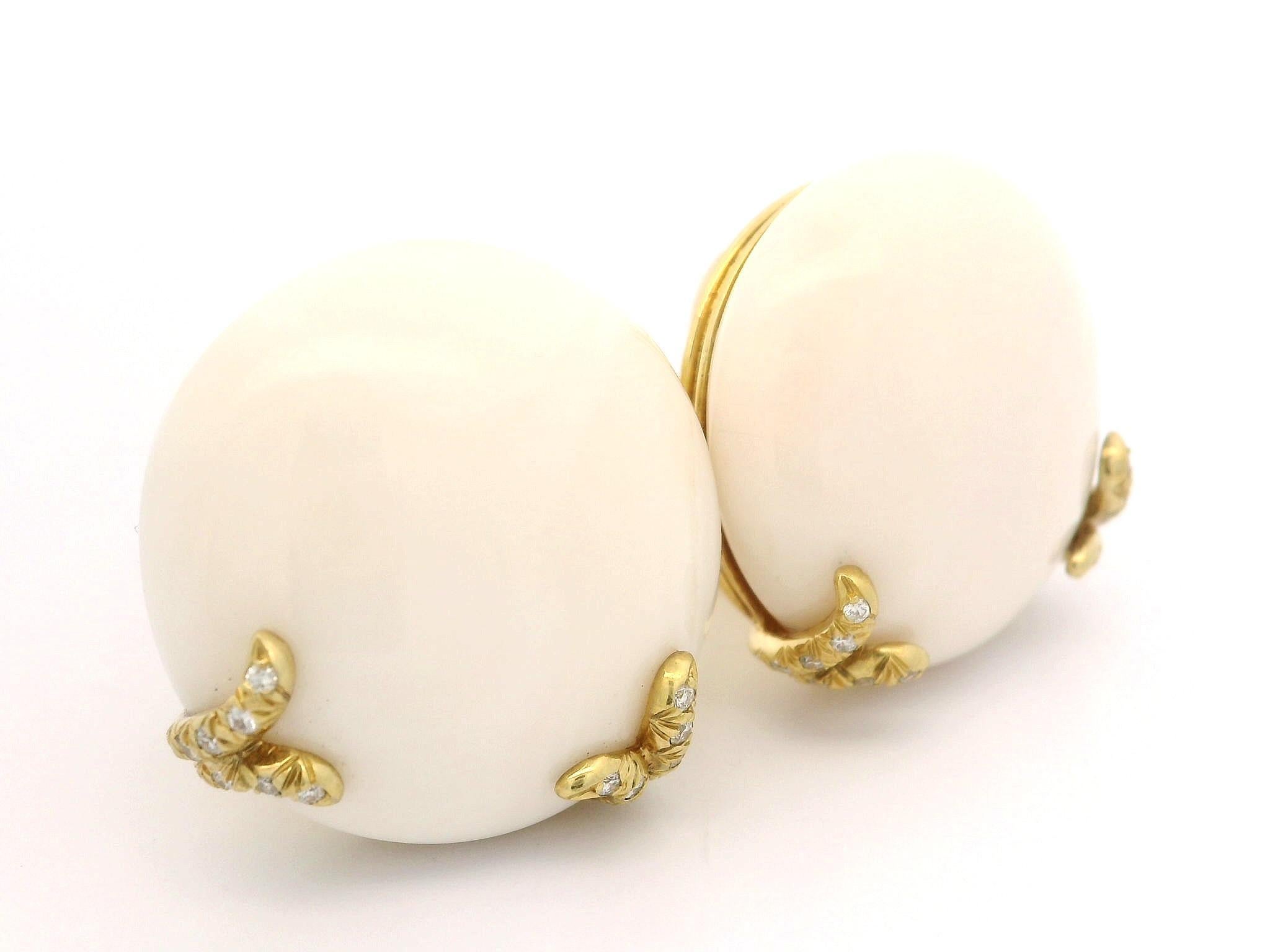 Boucles d'oreilles clips en or blanc 18 carats avec corail et diamants. en vente 9