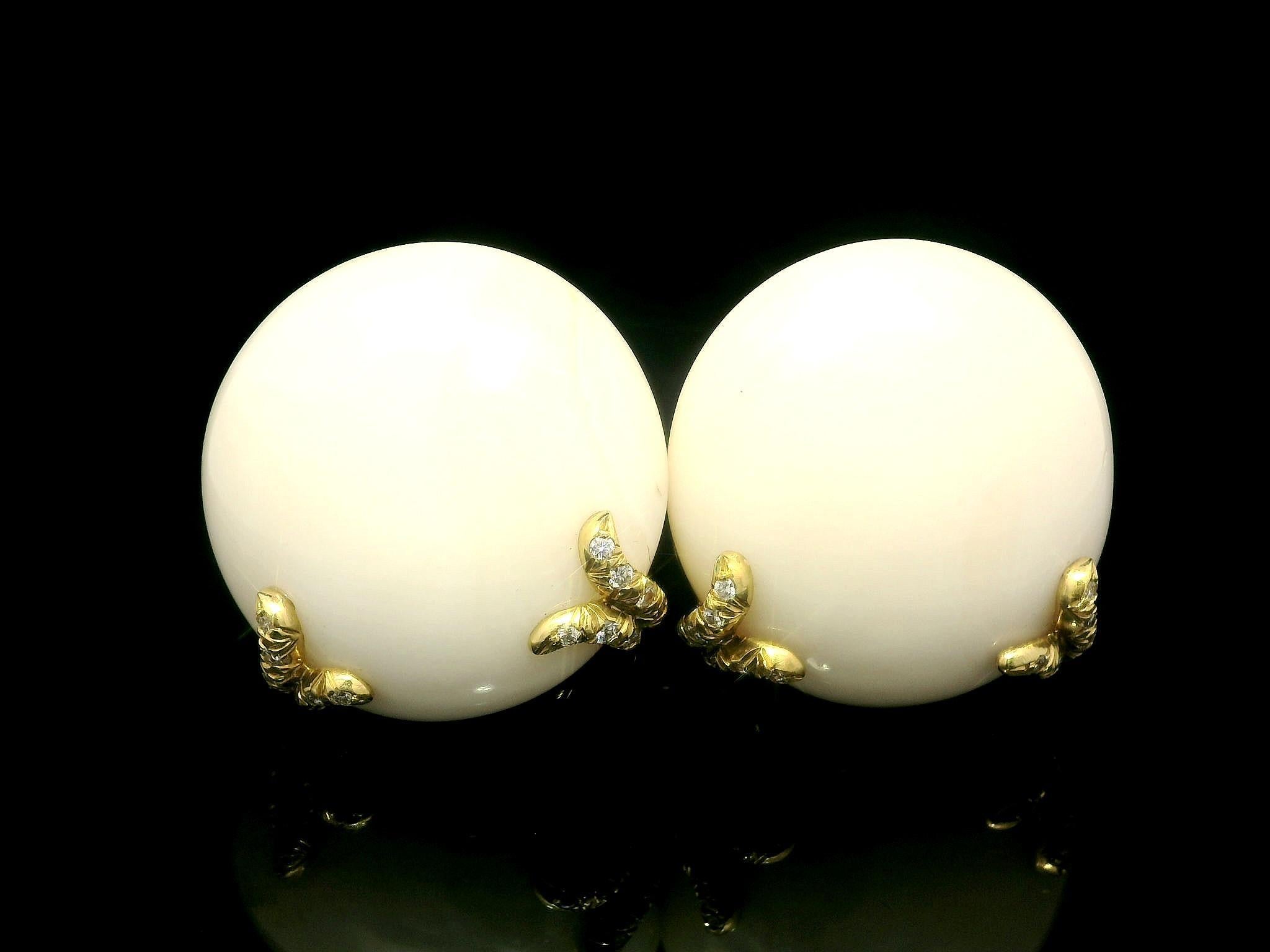 Boucles d'oreilles clips en or blanc 18 carats avec corail et diamants. en vente 10