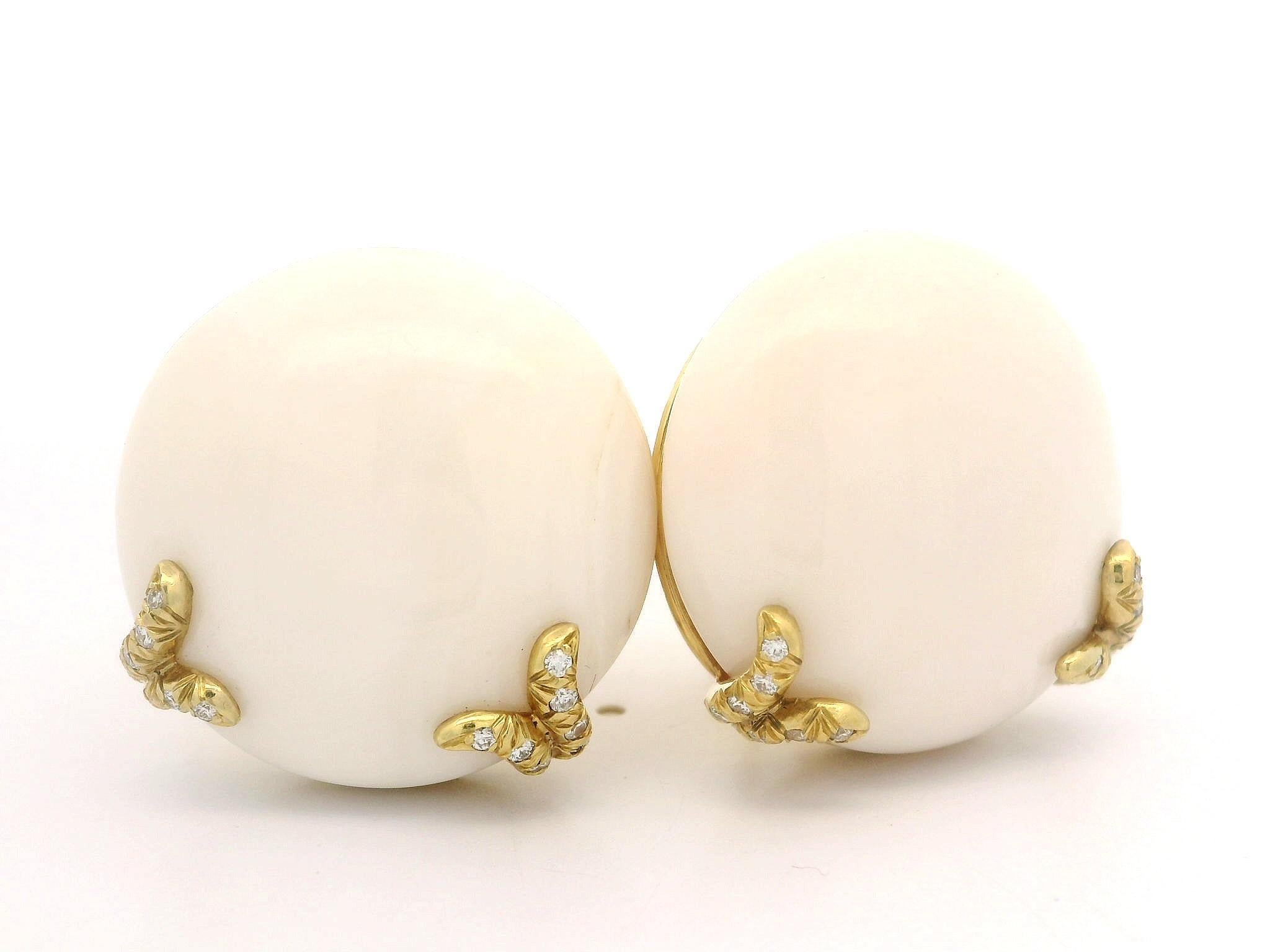 Boucles d'oreilles clips en or blanc 18 carats avec corail et diamants. en vente 11