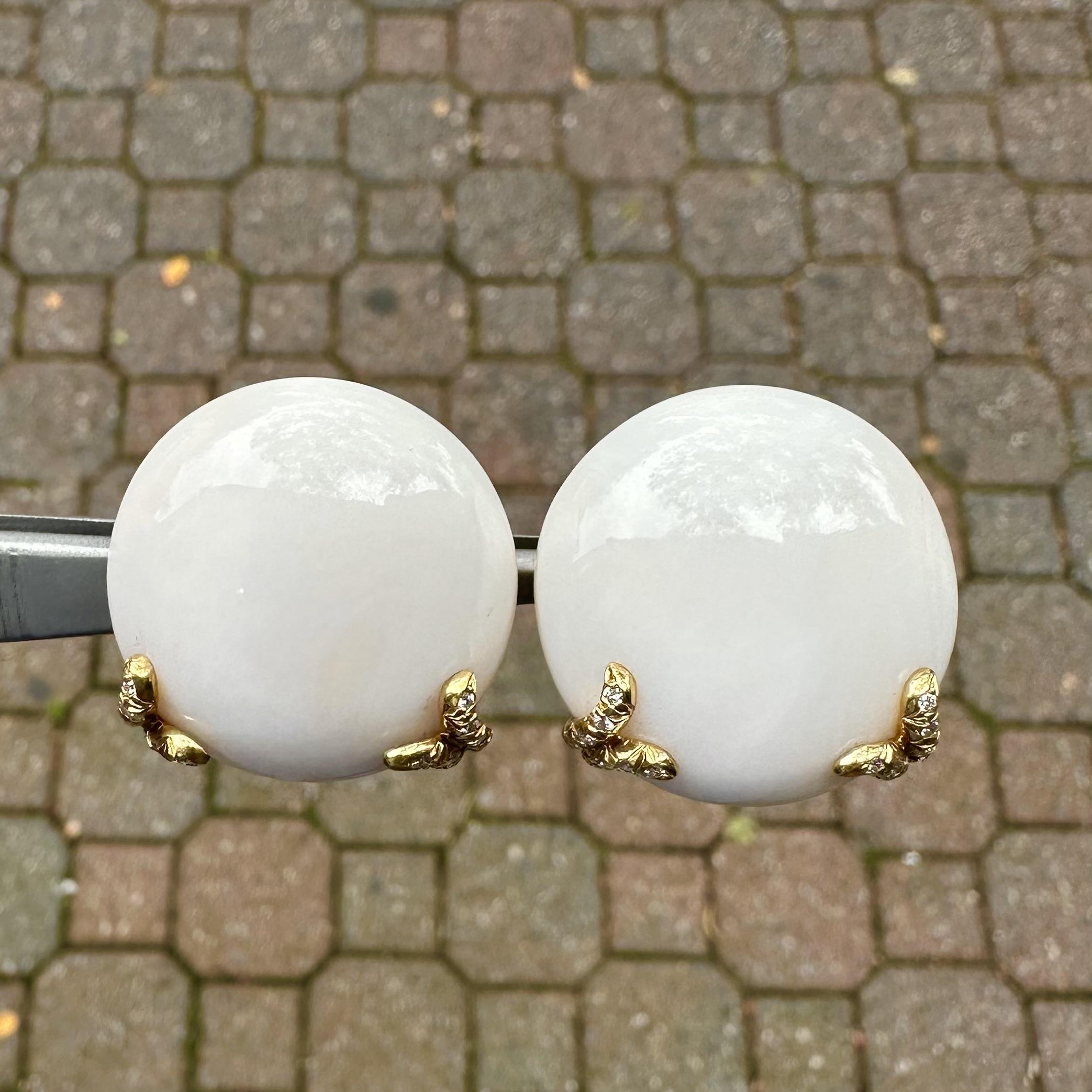 Boucles d'oreilles clips en or blanc 18 carats avec corail et diamants. en vente 12